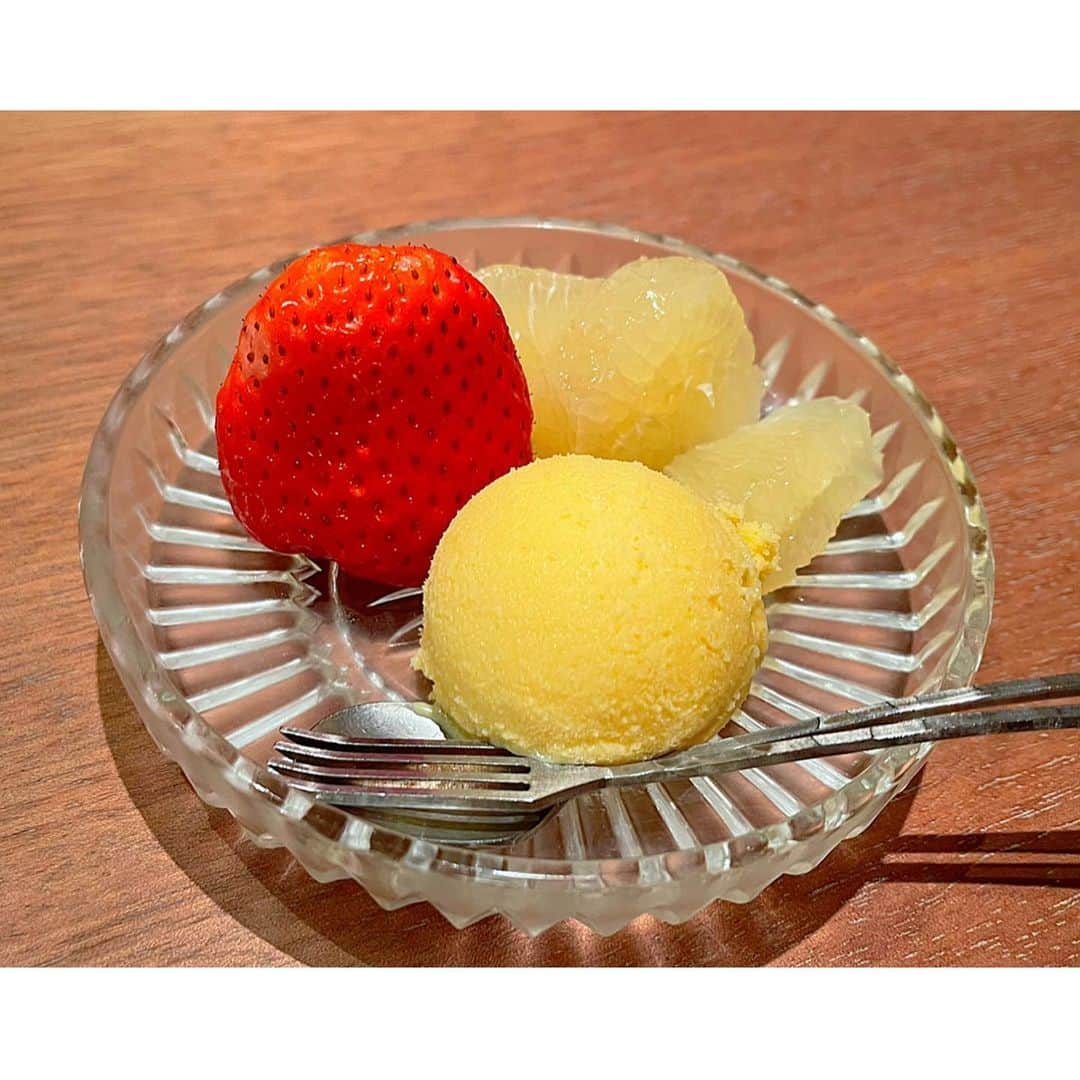 百合華さんのインスタグラム写真 - (百合華Instagram)「京都二条にあるミシュラン一つ星の日本料理『二条城 ふる田』にてディナータイム✨✨  古民家を改装なされた風情ある空間で旬の高級食材をふんだんに使用した大将お任せディナーコースを頂きました🥰  職人技で煌びやかに彩られた様々なお魚料理達はお出汁まで存分に愉しむ事が出来ました💕  #日本料理の素晴らしさを学ぶ   この日は大将御一人だったのですがまるで魔法使いのようなスムーズな流れと職人魂を感じる逸品料理の数々に感動致しました💖  #魔法使いのようにその空間に魔法をかけて   #美味しい時間はしあわせ時間   #japan #日本 #kyoto  #京都 #二条城 #日本料理 #二条城ふる田  #michelin1star  #ミシュラン一つ星  #日本料理の真髄  #旬の食材をふんだんに  #和食の素晴らしさを堪能  #日本料理は奥が深い  #大将のこだわり  #贅沢ディナー  #高級食材 #美食 #美食家」3月27日 12時10分 - yurika.lovelily