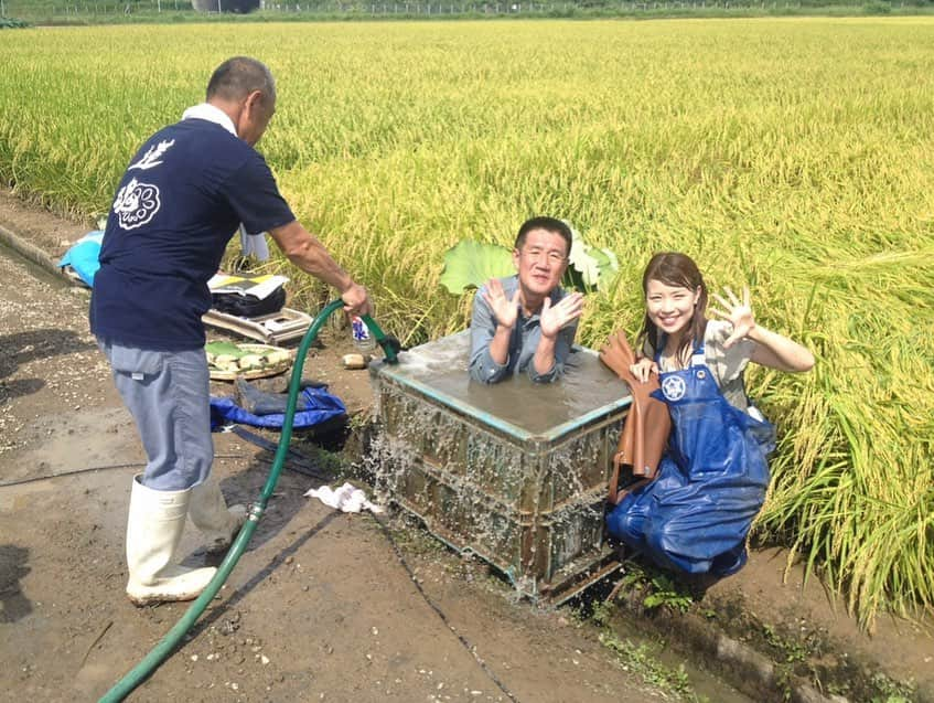 道岡桃子さんのインスタグラム写真 - (道岡桃子Instagram)「ラッシャーさんラスト旅サラダ！！！  私の先輩もその前の先輩も、全国の局アナたちを最も長く近くで見守ってくださったお方では？？全国行くけど、新潟県はアナウンサーかなり印象深いよ〜と。  初めての全国ネットの時、  ラッシャーさん「初登場の道岡さんです。全国の皆様にメッセージをどうぞ！」（台本にないむちゃぶり）  わたし（緊張でパニックwww） 「お母さんー！！見てるー？？あはは〜」  と叫んでしまった（笑）  生放送なのに…  でもスタジオの皆さん爆笑してくれたのは、ラッシャーさんのフォローのおかげで、とっても良い思い出です^_^  旅サラダではラッシャーさん、まるどりっ！では松尾伴内さん、映画ではダンカンさんと、たけし軍団さんにはお世話になっています。みなさん優しい。  ２５年間、リポーター本当におつかれさまでした！！！  またご一緒できますように。  （写真は2013年撮影です） #ラッシャー板前 さん #ラッシャー #たけし軍団  #お笑い #お笑い芸人  #朝だ生です旅サラダ  #朝日放送 #朝日放送テレビ  #旅サラダ #アナウンサー  #新人アナウンサー  #アナウンサー衣装  #女子アナ #地方局  #局アナ #テレビ  #レンコン #れんこん  #新潟県 #長岡市 #長岡 #リポーター #生中継」3月27日 14時11分 - momoko_ana