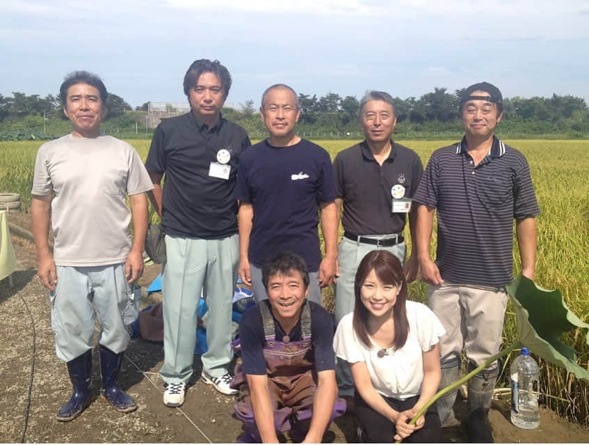 道岡桃子さんのインスタグラム写真 - (道岡桃子Instagram)「ラッシャーさんラスト旅サラダ！！！  私の先輩もその前の先輩も、全国の局アナたちを最も長く近くで見守ってくださったお方では？？全国行くけど、新潟県はアナウンサーかなり印象深いよ〜と。  初めての全国ネットの時、  ラッシャーさん「初登場の道岡さんです。全国の皆様にメッセージをどうぞ！」（台本にないむちゃぶり）  わたし（緊張でパニックwww） 「お母さんー！！見てるー？？あはは〜」  と叫んでしまった（笑）  生放送なのに…  でもスタジオの皆さん爆笑してくれたのは、ラッシャーさんのフォローのおかげで、とっても良い思い出です^_^  旅サラダではラッシャーさん、まるどりっ！では松尾伴内さん、映画ではダンカンさんと、たけし軍団さんにはお世話になっています。みなさん優しい。  ２５年間、リポーター本当におつかれさまでした！！！  またご一緒できますように。  （写真は2013年撮影です） #ラッシャー板前 さん #ラッシャー #たけし軍団  #お笑い #お笑い芸人  #朝だ生です旅サラダ  #朝日放送 #朝日放送テレビ  #旅サラダ #アナウンサー  #新人アナウンサー  #アナウンサー衣装  #女子アナ #地方局  #局アナ #テレビ  #レンコン #れんこん  #新潟県 #長岡市 #長岡 #リポーター #生中継」3月27日 14時11分 - momoko_ana