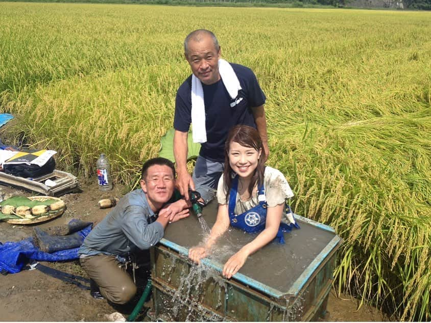 道岡桃子さんのインスタグラム写真 - (道岡桃子Instagram)「ラッシャーさんラスト旅サラダ！！！  私の先輩もその前の先輩も、全国の局アナたちを最も長く近くで見守ってくださったお方では？？全国行くけど、新潟県はアナウンサーかなり印象深いよ〜と。  初めての全国ネットの時、  ラッシャーさん「初登場の道岡さんです。全国の皆様にメッセージをどうぞ！」（台本にないむちゃぶり）  わたし（緊張でパニックwww） 「お母さんー！！見てるー？？あはは〜」  と叫んでしまった（笑）  生放送なのに…  でもスタジオの皆さん爆笑してくれたのは、ラッシャーさんのフォローのおかげで、とっても良い思い出です^_^  旅サラダではラッシャーさん、まるどりっ！では松尾伴内さん、映画ではダンカンさんと、たけし軍団さんにはお世話になっています。みなさん優しい。  ２５年間、リポーター本当におつかれさまでした！！！  またご一緒できますように。  （写真は2013年撮影です） #ラッシャー板前 さん #ラッシャー #たけし軍団  #お笑い #お笑い芸人  #朝だ生です旅サラダ  #朝日放送 #朝日放送テレビ  #旅サラダ #アナウンサー  #新人アナウンサー  #アナウンサー衣装  #女子アナ #地方局  #局アナ #テレビ  #レンコン #れんこん  #新潟県 #長岡市 #長岡 #リポーター #生中継」3月27日 14時11分 - momoko_ana