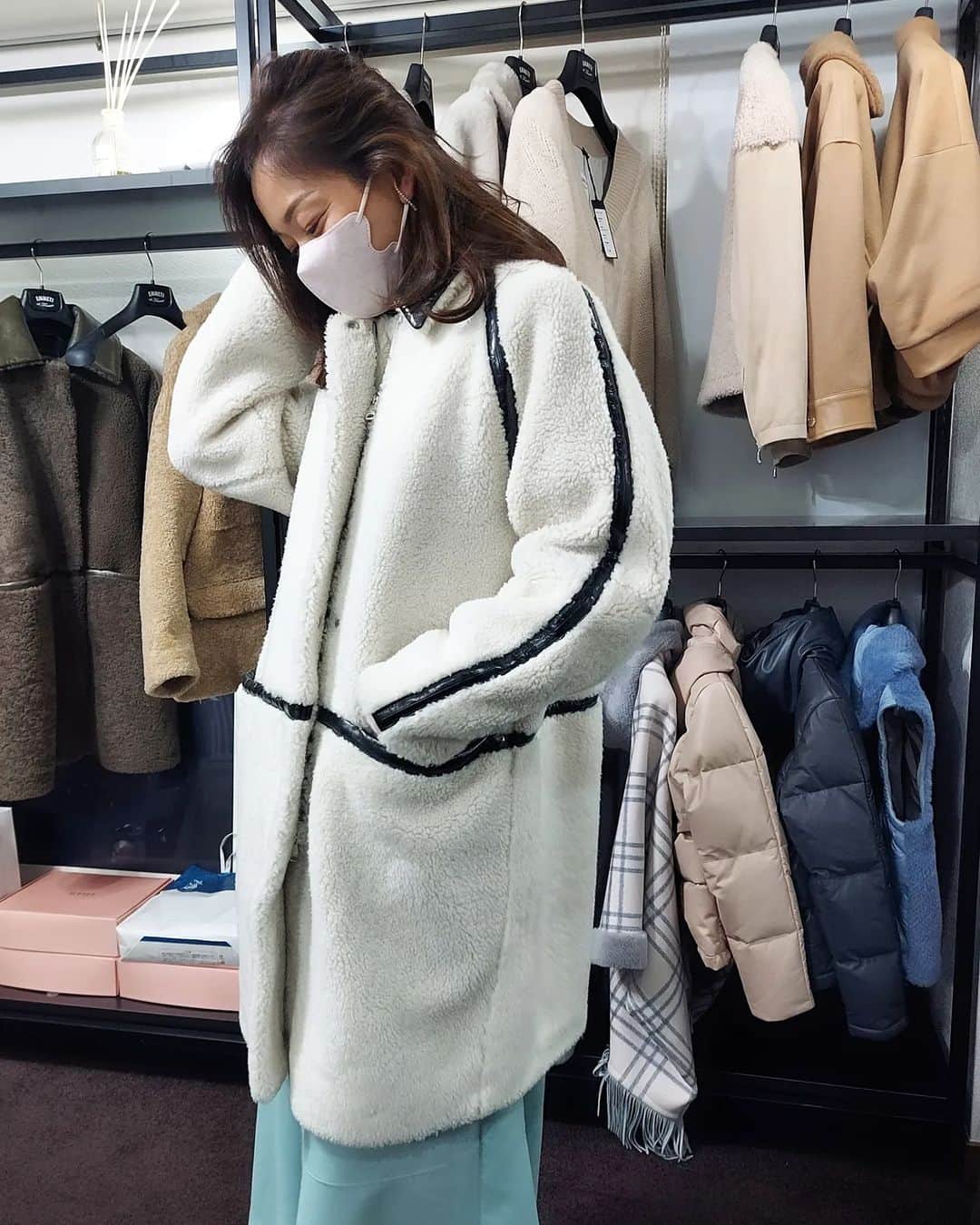佐藤純さんのインスタグラム写真 - (佐藤純Instagram)「@emmeti_official の展示会へ💕  ロングも可愛いけど、車移動が多いのでやっぱりショート丈もいいな～😊  一枚目のポンチョ風なムートンコートをオーダーしました。  冬の白いコートって好きだな～❤  #emmeti #emmeti_official #エンメティ #ムートン #ムートンコート #ムートンジャケット #展示会 #ママ #ママモデル #モデル #mama #mamamodel #model」3月27日 14時12分 - junsatoidea