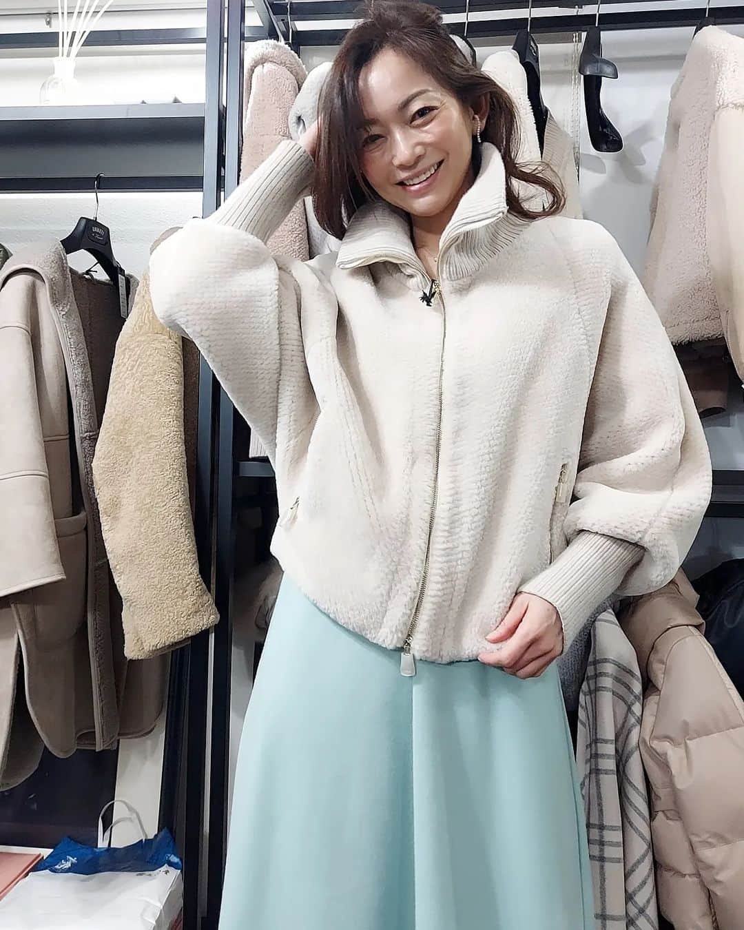 佐藤純さんのインスタグラム写真 - (佐藤純Instagram)「@emmeti_official の展示会へ💕  ロングも可愛いけど、車移動が多いのでやっぱりショート丈もいいな～😊  一枚目のポンチョ風なムートンコートをオーダーしました。  冬の白いコートって好きだな～❤  #emmeti #emmeti_official #エンメティ #ムートン #ムートンコート #ムートンジャケット #展示会 #ママ #ママモデル #モデル #mama #mamamodel #model」3月27日 14時12分 - junsatoidea