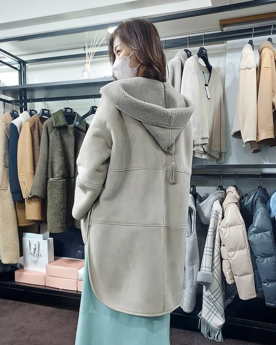 佐藤純さんのインスタグラム写真 - (佐藤純Instagram)「@emmeti_official の展示会へ💕  ロングも可愛いけど、車移動が多いのでやっぱりショート丈もいいな～😊  一枚目のポンチョ風なムートンコートをオーダーしました。  冬の白いコートって好きだな～❤  #emmeti #emmeti_official #エンメティ #ムートン #ムートンコート #ムートンジャケット #展示会 #ママ #ママモデル #モデル #mama #mamamodel #model」3月27日 14時12分 - junsatoidea