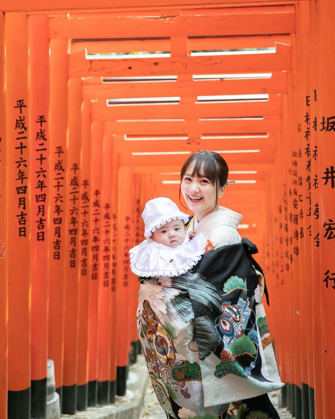 浜田翔子さんのインスタグラム写真 - (浜田翔子Instagram)「私の肩からこんにちはしてる このショットがお気に入り♡ この産着姉妹でかわいいかわいい言ってました🥰 #お宮参り」3月27日 15時40分 - shoko_hamada