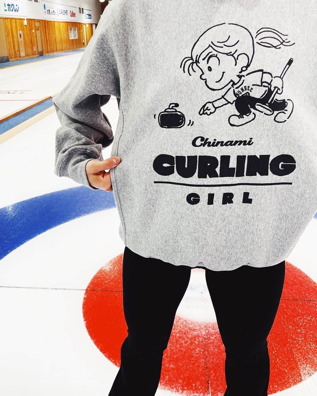 吉田知那美さんのインスタグラム写真 - (吉田知那美Instagram)「・ I’m a Curling Girl🥌 #カーリング女子  Thank you for the lovely motivational sweater❤️‍🔥 Designed by @mo_rock @nonbee_official  ・ ・ ・ #beers」3月27日 15時49分 - chinami1991