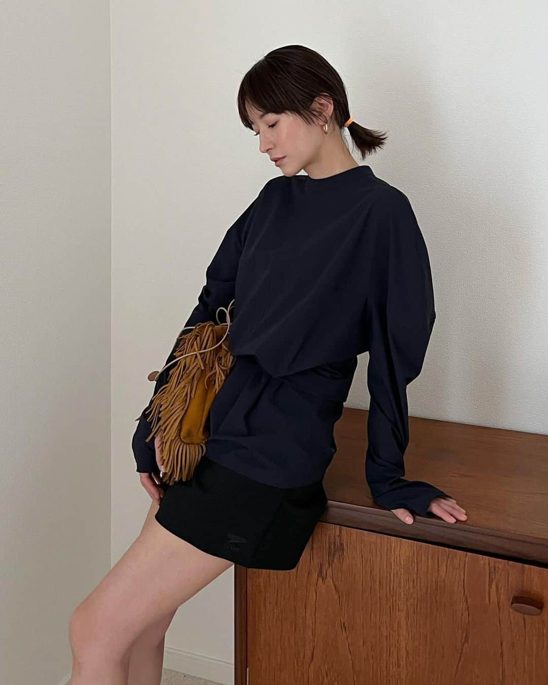 松本恵奈さんのインスタグラム写真 - (松本恵奈Instagram)「袖の構築的なシルエットが特徴のデザインラッシュガード。丈のピッチを大きくし、身長やお好みの丈で選んでいただけるサイズ展開にしております。また、前後逆で着用できるためで４WAYで着回しできる優れもの。 この写真は裏面を着ています⚪️裏面で着るとクルーネックがモードな印象のTOPSとして着ていただけます⚪️ ボタンを停めると少しシェイプされたようなシルエットになりますがボタンを外すとゆったりとしたシンプルなTOPSに変わります⚪️ 袖口にはフィンガーホールがあり、日焼け対策にも優れたデザインになっています。同じく、環境に優しいサスティナブルなECONYL®️のナイロン素材を使用したcarvicoという素材を使用しております。UV機能に優れ、高いストレッチ性があるため動きやすく、速乾性に優れているので水に濡れても乾きやすいのが特徴です。  水辺で邪魔な時は前端をクロスし裾のスナップボタンを留めることでコンパクトなシルエットにすることもできます。  シーンに合わせていろんな表情で着ることが出来る最高の一枚です！ 「こんなのあったら嬉しいな」っていうのをぎゅっと詰め込んだラッシュガードに仕上がりました😊💕 公園やキャンプなどでもかなり使えるので私はこちらも2色買います。笑 是非、お楽しみにっ！ #clane #speedo #スイムウェア #ラッシュガード #uv #コラボ #水着 #水陸両用 #ファッション水着」3月27日 16時11分 - ena1123