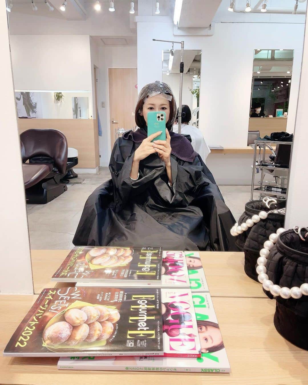 和泉佳子さんのインスタグラム写真 - (和泉佳子Instagram)「毎週日曜日は、明日からの新しい1週間をきれいに過ごす為のメンテナンスdayです✨  今日は午前中、加圧トレーニングに行き、そのまま行きつけヘアサロンへ💕  今回は、髪のカラーリングと、前髪カットをしていただきました😊  カラーリングの時には、先日の @h2onest_official のインタライブでもご紹介した、H2 ONESTの水素パウダーをカラー剤に混ぜていただいています😉✨  水素パウダーを混ぜる事によって、カラー剤のダメージから髪を守り、さらに、髪がしなやかで、艶やかになります✨  本来は、ホームケア用ですが、私は、サロンに水素パウダーを持参してキープしておいていただき、カラーリング毎に使ってもらっています😉  H2 ONESTのお得なキャンペーンは、明日3/28(月)18時までとなりました🎊  髪のダメージや乾燥が気になる方に是非オススメです💕  @h2onest_official   #和泉佳子　#日曜日　#メンテナンスday #ヘアトリートメント　#h2onest #髪質改善　#beautyday  #美容好きな人と繋がりたい」3月27日 16時38分 - yoshiko_izumi