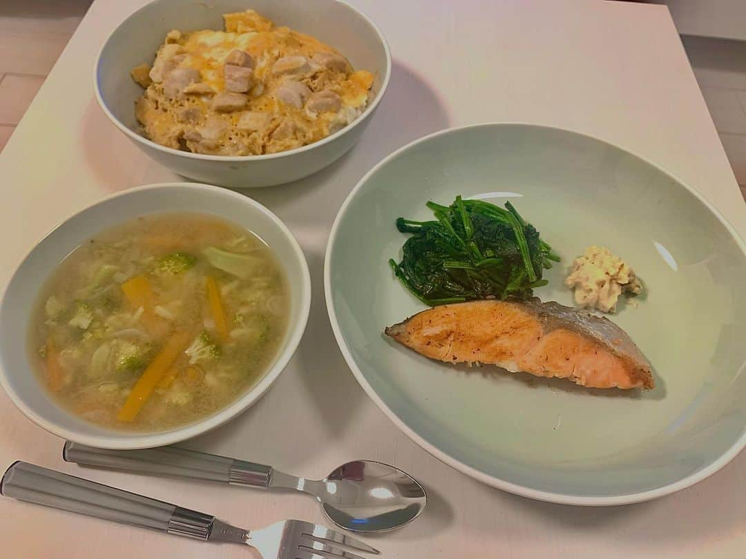 小島みゆさんのインスタグラム写真 - (小島みゆInstagram)「健康になろうと思って 料理に挑戦したよ🥰  親子丼が逆に不健康になるくらい 味濃かったよ😙♪ 味噌汁バター風味は100点！」3月27日 17時16分 - _8_miyu