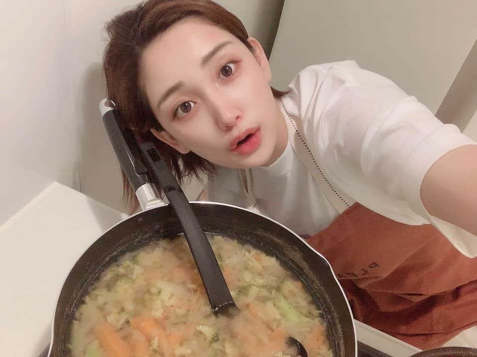 小島みゆさんのインスタグラム写真 - (小島みゆInstagram)「健康になろうと思って 料理に挑戦したよ🥰  親子丼が逆に不健康になるくらい 味濃かったよ😙♪ 味噌汁バター風味は100点！」3月27日 17時16分 - _8_miyu