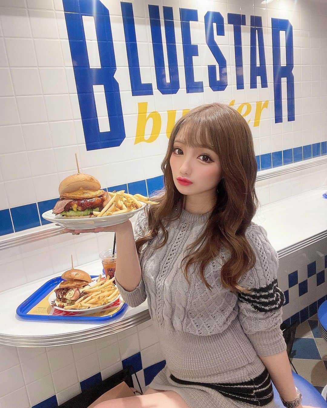 まゆぴちゅーさんのインスタグラム写真 - (まゆぴちゅーInstagram)「𝘉𝘓𝘜𝘌 𝘚𝘛𝘈𝘙 𝘣𝘶𝘳𝘨𝘦𝘳🍔💙  渋谷の宇田川町の交番のすぐ近くにできた ハンバーガー屋さんがおしゃれすぎるし めーちゃめちゃ美味しすぎたの😍😍😍🍟！  『ブルースターバーガー 宇田川町店』だよ✩  ▶︎ @bluestarburger_s  外観から内装までアメリカンで とーっても可愛いっ🗽🇺🇸⭐️！！  2人で行って、 1番人気の“ベーコンエッグチーズ🥓🧀”と “ベーコンBBQタルタルエッグ”頼んだの💓  いやもう間違いない美味しさ😭😭💓💓💓  たまごトロトロだし、 バンズがもう美味しすぎた❤︎❤︎❤︎ タルタルもソースもおいしすぎて…🥰🥰  幸せでした😋ペロリでちた💋  他の味も気になっちゃったぁ〜♡♡ コスパもめっちゃ良かったし今度また行ってみよーと♪ . . . #bluestarburger #ブルースターバーガー #渋谷カフェ #渋谷グルメ #ハンバーガー巡り #ハンバーガー女子 #ハンバーガー部 #渋谷ランチ #東京カフェ部 #東京カフェ巡り」3月27日 18時05分 - mayu_03pichu
