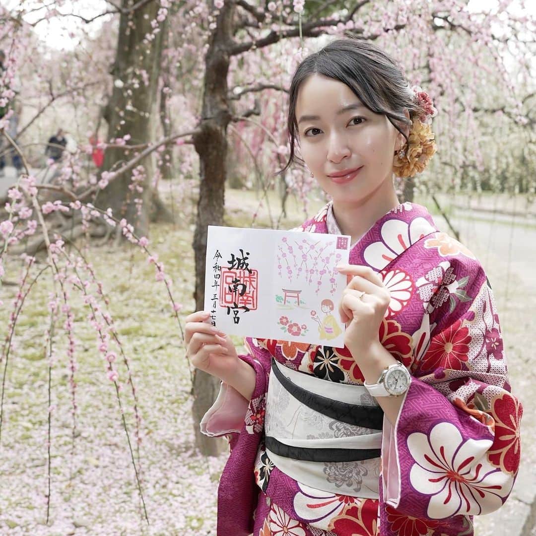 岩間恵さんのインスタグラム写真 - (岩間恵Instagram)「京都に行ってきました！  3/7から「そうだ 京都、行こう。」の春のキャンペーンで 「花咲く京都」を行っているとのことで、 梅の花が綺麗な城南宮、 3/18(金)～4/3(日)限定で「花の間」が 展示されている光明院へ☺️🌸  花御朱印がもらえる社寺もあります💐 (花御朱印は事前予約が必要なので、 ＨＰをチェックしてみてください！)  どちらも今まで行ったことがない場所だったんだけど、 とても良くて2人で長時間滞在しちゃいました...😮‍💨💕  #そうだ京都行こう #花咲く京都 #花の間 #花御朱印 #東福寺光明院 #PR」3月27日 18時10分 - iwamame