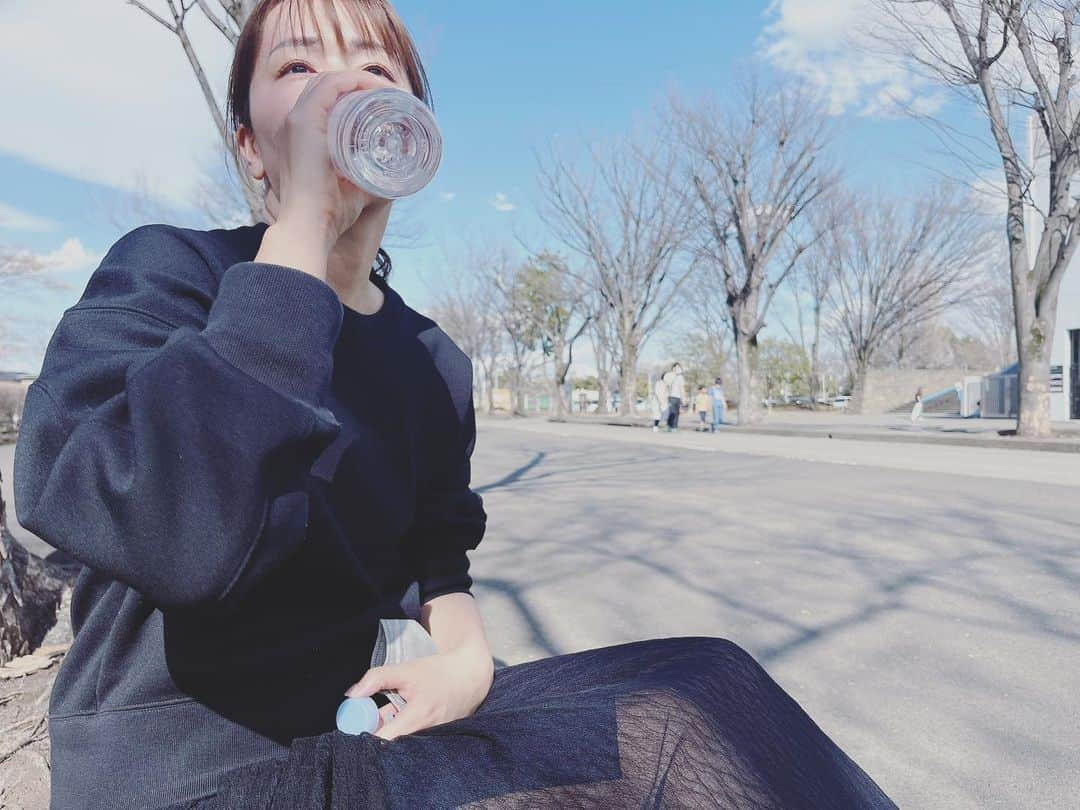 本田朋子さんのインスタグラム写真 - (本田朋子Instagram)「一気に桜が開花していました。 今日は半袖でも良いくらいの暑さ。 冷たいお水がめちゃくちゃ美味しく感じましたー😆 群馬県内のお花見スポットに行ってみたいなぁと思っているのですが、あっという間に満開になりそうで焦ります☀️💦  OTA ARENAも着々と工事が進んでいて、わくわく！ 来年の春の完成が待ち遠しいです。  #群馬県 #太田市 #太田市運動公園 #群馬クレインサンダーズ #otaarena  #本田朋子のweekly献立  #amazon #楽天 #全国の書店で発売中」3月27日 18時11分 - tomoko_honda_official_phonics