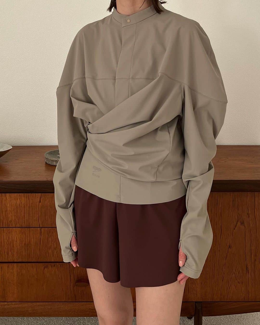 松本恵奈さんのインスタグラム写真 - (松本恵奈Instagram)「袖の構築的なシルエットが特徴のデザインラッシュガード。 丈のピッチを大きくし、身長やお好みの丈で選んでいただけるサイズ展開にしております。また、前後逆で着用できるためで４WAYで着回しできる優れもの。 この着方は表面のボタンを止めて着ています⚪️ ボタンを外すとシンプルなシャツになります⚪️ 袖口にはフィンガーホールがあり、日焼け対策にも優れたデザインになっています。同じく、環境に優しいサスティナブルなECONYL®️のナイロン素材を使用したcarvicoという素材を使用しております。UV機能に優れ、高いストレッチ性があるため動きやすく、速乾性に優れているので水に濡れても乾きやすいのが特徴です。  水辺で邪魔な時は前端をクロスし裾のスナップボタンを留めることでコンパクトなシルエットにすることもできます。  シーンに合わせていろんな表情で着ることが出来る最高の一枚です！ 「こんなのあったら嬉しいな」っていうのをぎゅっと詰め込んだラッシュガードに仕上がりました😊💕 公園やキャンプなどでもかなり使えるので私はこちらも2色買います。笑 是非、お楽しみにっ！ #clane #speedo #スイムウェア #ラッシュガード #uv #コラボ #水着 #水陸両用 #ファッション水着」3月27日 18時19分 - ena1123