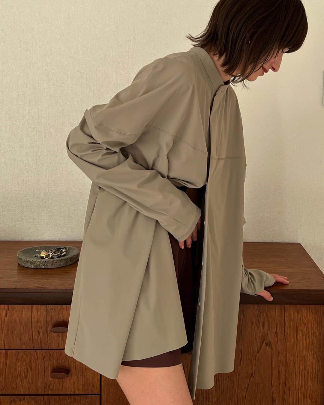 松本恵奈さんのインスタグラム写真 - (松本恵奈Instagram)「袖の構築的なシルエットが特徴のデザインラッシュガード。 丈のピッチを大きくし、身長やお好みの丈で選んでいただけるサイズ展開にしております。また、前後逆で着用できるためで４WAYで着回しできる優れもの。 この着方は表面のボタンを止めて着ています⚪️ ボタンを外すとシンプルなシャツになります⚪️ 袖口にはフィンガーホールがあり、日焼け対策にも優れたデザインになっています。同じく、環境に優しいサスティナブルなECONYL®️のナイロン素材を使用したcarvicoという素材を使用しております。UV機能に優れ、高いストレッチ性があるため動きやすく、速乾性に優れているので水に濡れても乾きやすいのが特徴です。  水辺で邪魔な時は前端をクロスし裾のスナップボタンを留めることでコンパクトなシルエットにすることもできます。  シーンに合わせていろんな表情で着ることが出来る最高の一枚です！ 「こんなのあったら嬉しいな」っていうのをぎゅっと詰め込んだラッシュガードに仕上がりました😊💕 公園やキャンプなどでもかなり使えるので私はこちらも2色買います。笑 是非、お楽しみにっ！ #clane #speedo #スイムウェア #ラッシュガード #uv #コラボ #水着 #水陸両用 #ファッション水着」3月27日 18時19分 - ena1123