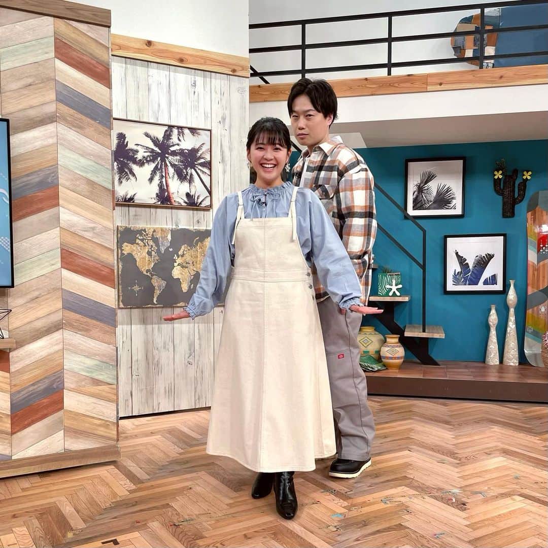 谷元星奈さんのインスタグラム写真 - (谷元星奈Instagram)「* スロイジの公式インスタグラムでご紹介するべく 『衣装の写真を撮ってもらう』という、 本番直前のルーティーン。  久しぶりにスペシャルゲスト✨リリーさん☺️  みなさん、明日からのスロイジもよろしくお願いします🏝  (写真撮影時のみ、マスクを外しています。)  #スロイジ#カンテレ#見取り図 #リリー さん #アナウンサー#衣装#ルーティーン#アダストリア#ニット#ワンピース#ヘアセット#メイク」3月27日 18時45分 - tanimoto_seina