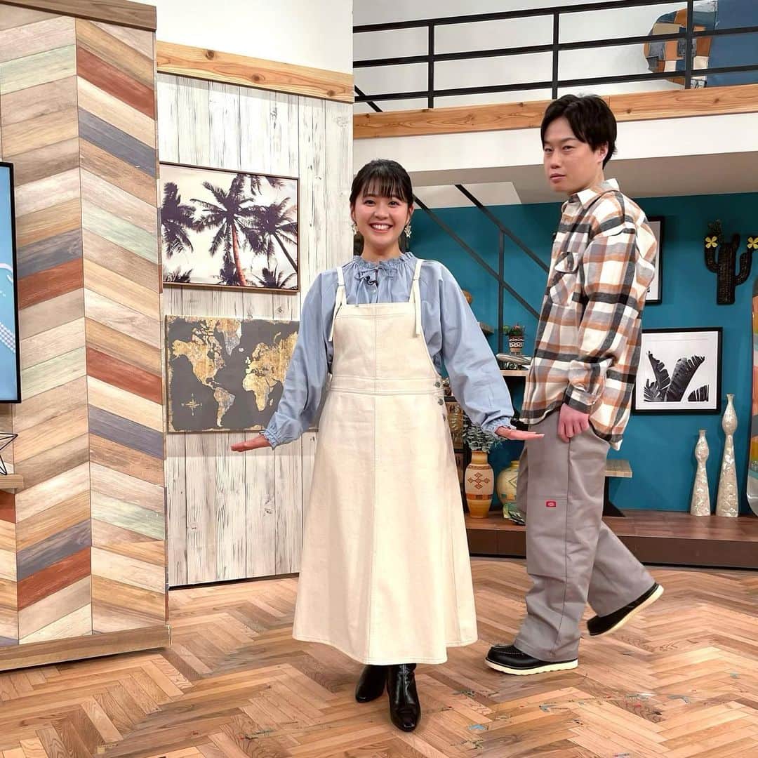 谷元星奈さんのインスタグラム写真 - (谷元星奈Instagram)「* スロイジの公式インスタグラムでご紹介するべく 『衣装の写真を撮ってもらう』という、 本番直前のルーティーン。  久しぶりにスペシャルゲスト✨リリーさん☺️  みなさん、明日からのスロイジもよろしくお願いします🏝  (写真撮影時のみ、マスクを外しています。)  #スロイジ#カンテレ#見取り図 #リリー さん #アナウンサー#衣装#ルーティーン#アダストリア#ニット#ワンピース#ヘアセット#メイク」3月27日 18時45分 - tanimoto_seina
