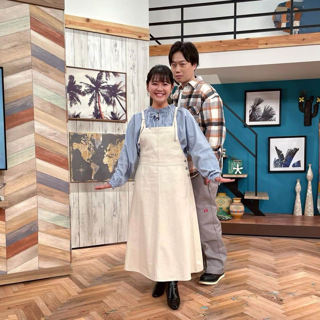 谷元星奈さんのインスタグラム写真 - (谷元星奈Instagram)「* スロイジの公式インスタグラムでご紹介するべく 『衣装の写真を撮ってもらう』という、 本番直前のルーティーン。  久しぶりにスペシャルゲスト✨リリーさん☺️  みなさん、明日からのスロイジもよろしくお願いします🏝  (写真撮影時のみ、マスクを外しています。)  #スロイジ#カンテレ#見取り図 #リリー さん #アナウンサー#衣装#ルーティーン#アダストリア#ニット#ワンピース#ヘアセット#メイク」3月27日 18時45分 - tanimoto_seina