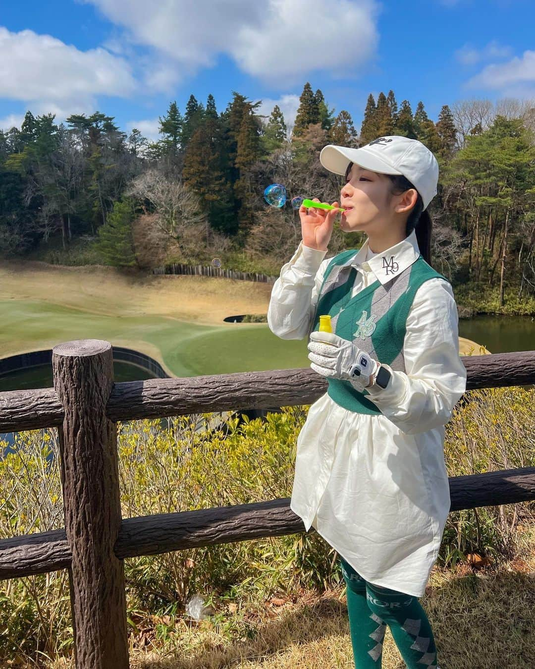 天木じゅんさんのインスタグラム写真 - (天木じゅんInstagram)「. . 2022年やっとゴルフ初め できました🙏🏻🙏🏻🙏🏻 めちゃくちゃたのしかったぁぁぁぁ  PGM総成ゴルフクラブ キャディさんもお供してくだいました。 綺麗なゴルフ場でした⛳️  お仕事でお世話になってる方と りおんちゃんと一緒に行ってきた！！ 楽し過ぎたぁぁぁ❤️❤️❤️  ウェアは @mirror9golf の新作です！！！ 緑かわいすぎたっっっ 白のシャツワンピは前がチャックで めちゃくちゃ楽でした🙏🏻♥︎ . . 動画はリールに載せるね〜 まだ涼しかったけど 日焼け対策めちゃくちゃ頑張りました 常に傘、日焼け止め長袖。 . . #天木ゴルフ #ゴルフ #golf #ゴルフ女子 #ゴルフウェア #ゴルフ女子ウェア #mirror9golf #mirror9」3月27日 18時58分 - jun.amaki