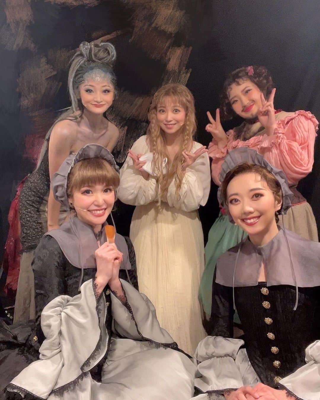 内田美麗（麗奈ゆう）さんのインスタグラム写真 - (内田美麗（麗奈ゆう）Instagram)「本日、デア役の熊谷彩春ちゃんが大千秋楽を迎えました☺️  可愛い可愛い彩春ちゃん🌸 涙は川に流しての場面では抱きしめたくなる愛おしい彩春ちゃんデア😌✨  あなたの歌声大好きです☺️💓  あーしゃんのミニ靴べらを持ってるポーズが可愛くてツボ🤣❣️  #笑う男#ミュージカル#musical#博多座#デア#熊谷彩春 ちゃん#清水彩花　さん#吉田萌美　さん#松浪ゆの　ちゃん」3月27日 19時15分 - miretan29