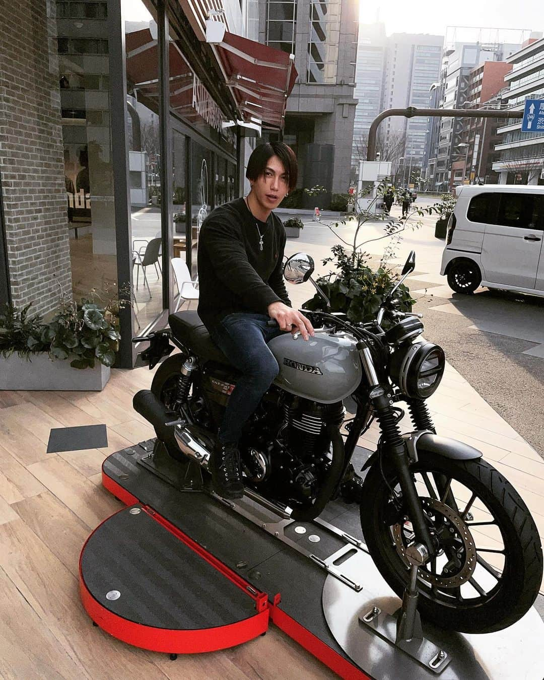 諸岡 昌紀さんのインスタグラム写真 - (諸岡 昌紀Instagram)「🏍🌬  #筋肉 #筋トレ #運動 #トレーニング #ワークアウト #筋肉男子 #マッチョ #腹筋 #逆三角形  #美ボディ #モデル #model #ジム #パーソナルジム #tattoo  #健康 #美容 #美白 #美意識向上」3月27日 19時57分 - yoshiki.fit