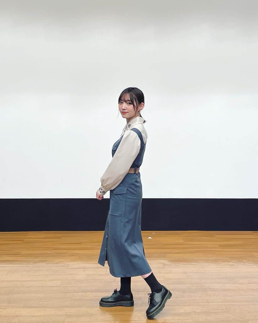 太田夢莉さんのインスタグラム写真 - (太田夢莉Instagram)「一昨日の帰阪トークショーでの私服。衣装だと思うじゃないですか？(しらん)私服なんですよ。  昨年 @REDYAZEL さんの展示会で、イベントで着ようと思い注文したワンピースです👗このところずっとスウェット生活をしていたので、やっと着られました！形も色もとてもかわゆい。なんでも、青に惹かれてしまいますねー。  #redyazel #👗 #私服」3月27日 20時00分 - yustagram12