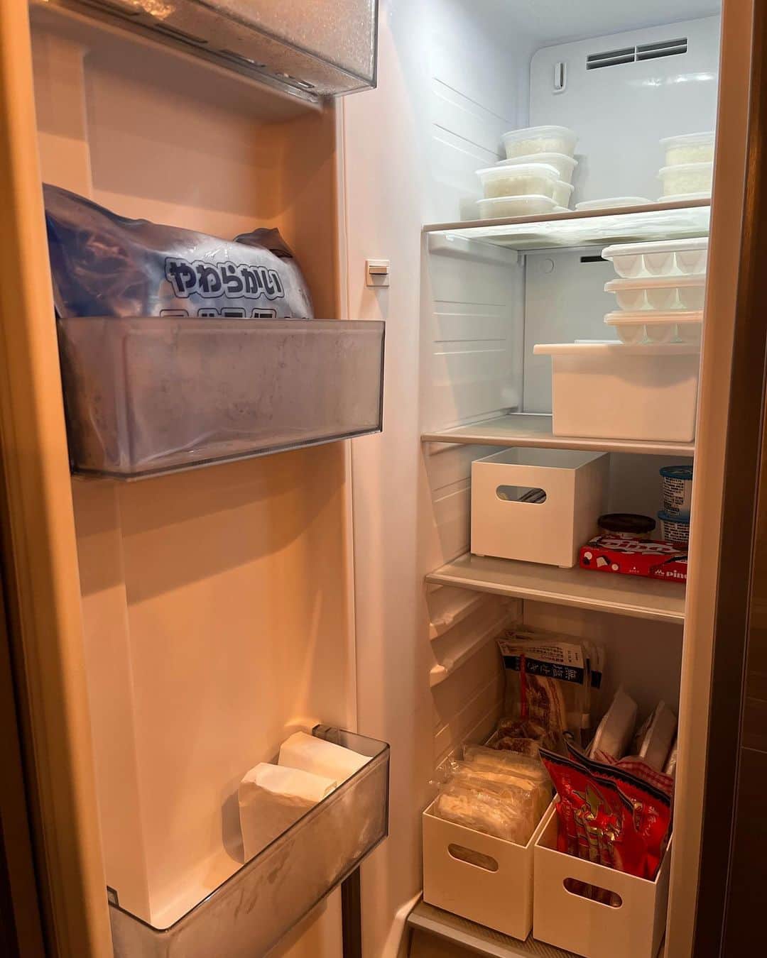 NANAさんのインスタグラム写真 - (NANAInstagram)「我が家の新しい冷蔵庫🆕 - とにかく冷凍庫が大容量な事‼️見た目が海外のっぽくてコスパ良し👍 - 全然最新機能とかじゃないけど氷も手動だし。全く問題なし！ - 中はまだまだ使いやすいように上手く収納出来たらなᝰ✍︎꙳⋆ - とりあえず届いて中に入れるだけ入れて暖かかったからコタむぎ散歩に連れて行ってクタクタ😂 - 冷凍庫が広いって本当に嬉しい✨ - 向かって右が冷蔵庫で左が冷凍庫😊 - とりあえずゆっくりお風呂入ります🛀 - #lifestyle#冷蔵庫#冷蔵庫収納#aqua冷蔵庫#refrigerator」3月27日 20時02分 - nana1977hs