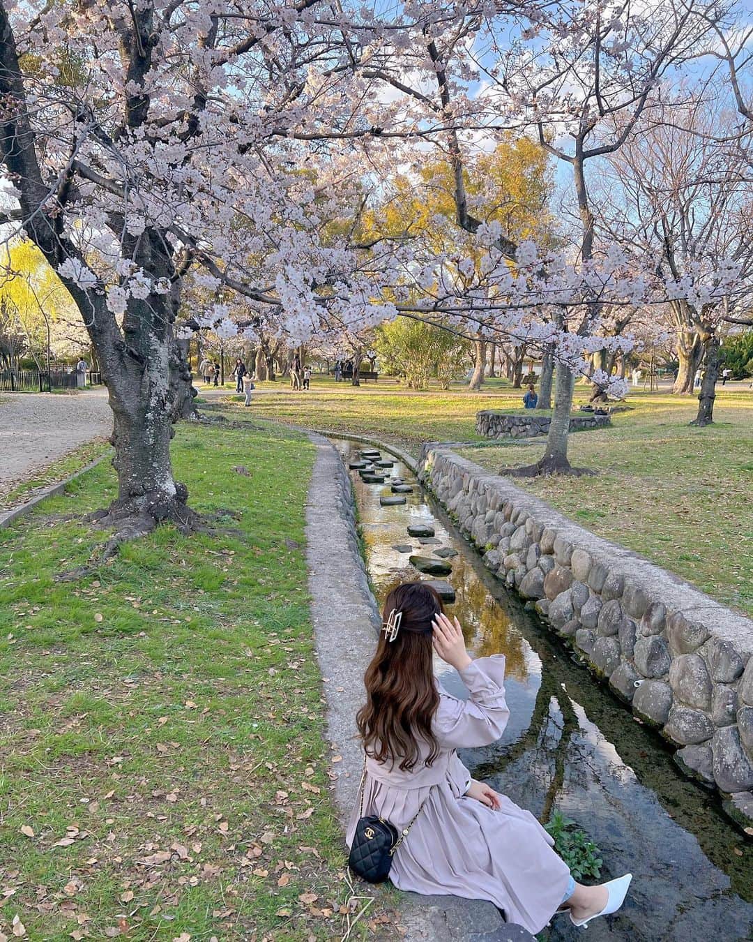 yuukachiさんのインスタグラム写真 - (yuukachiInstagram)「お花見🌸  屋台もあって、天気も良くて お花見日和でした〜☺️🐝  駄菓子屋さんに寄って駄菓子たくさん買って 公園で日向ぼっこして桜みて 良き休日でした〜🌿  公園には小さい子も沢山いて癒された〜🥺👶🏻  ピンクベージュの色味が絶妙にかわいい このトレンチコートは @grl_official のです！ 履いてる白いパンプスも 同じく#GRL のだよ♥  スワイプしたら全身見れるよ〜！！ プチプラでこんなに可愛くていいの？って ぐらい今季のGRLかわいい服多いからチェックしてみて〜！  #お花見#春#spring#公園デート#屋台 #兵庫県#交通公園#トレンチコート#GRL #グレイル#grlコーデ#grl購入品#春コーデ」3月27日 20時31分 - yuuka_stagram