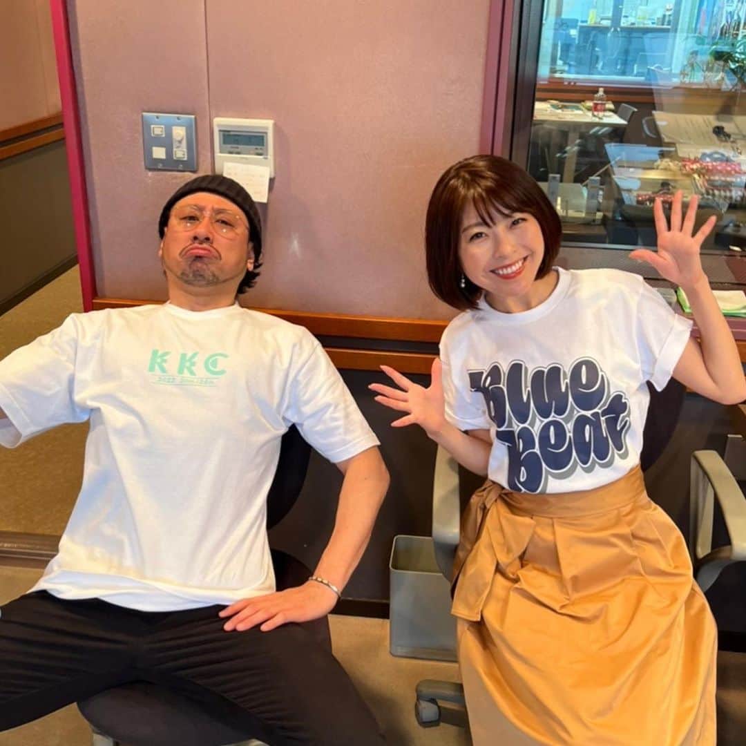 小尾渚沙さんのインスタグラム写真 - (小尾渚沙Instagram)「昨日も『おびハピ！』に４時間お付き合い頂き、ありがとうございました❣️ ４月から『おびハピ！』は、３年目に突入です🌸 いつも応援ありがとうございます！！  ４月からも、毎週(土)FM NACK5で朝8時からお昼12時まで４時間生放送です☺️ ３年目の『おびハピ！』もどうぞお付き合いくださいませ✨  （村上ディレクターとお揃いで着ているのは、新作のBlue Beat Tシャツです✌🏼💕） . . #スワイプしてね 👉 #NACK5 #おびハピ795 #radiko」3月27日 21時00分 - obi_nagisa