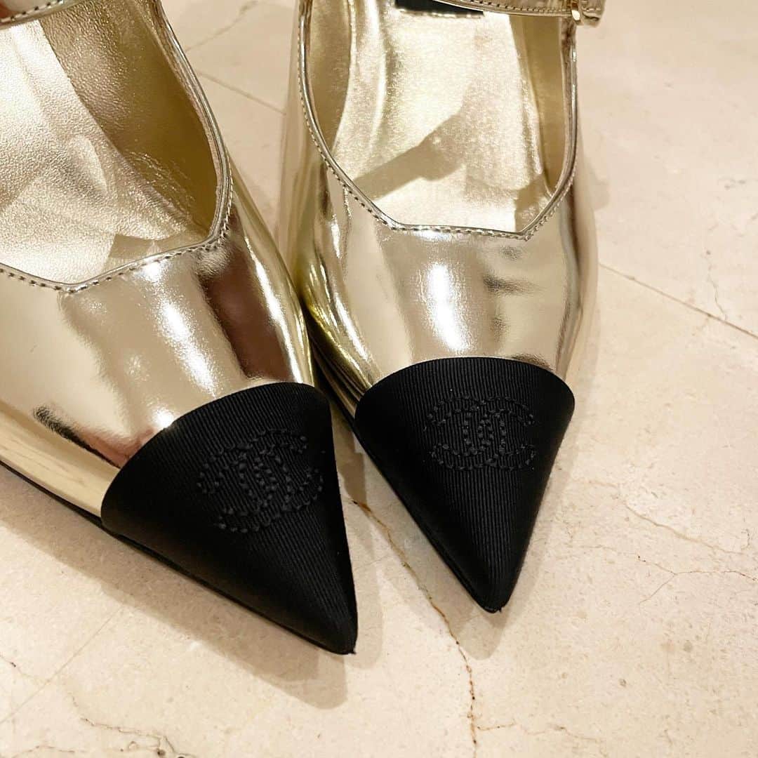 吉田美紀さんのインスタグラム写真 - (吉田美紀Instagram)「・ ・ ✨gold or silver✨ ・ 昨日、2022.03.26(土)は 一粒万倍日+天赦日+寅の日が重なる パワーデーでしたね♡♥︎♡♥︎ ・ 縁起が良させうなゴールドとシルバーのお靴を開封！ ゴールドやシルバーは意外と合わせやすくて大好き！！ ・ キラキラなお靴と 素敵な時間を刻めますように･:*+. ・ #shoes #gold #silver #instafashion #fashion #newin #一粒万倍日 #一粒万倍日と天赦日と寅の日が重なる日  ・ 次回の最強開運日は6/10 娘のお誕生日だぁ✨」3月27日 21時11分 - miki__yoshida