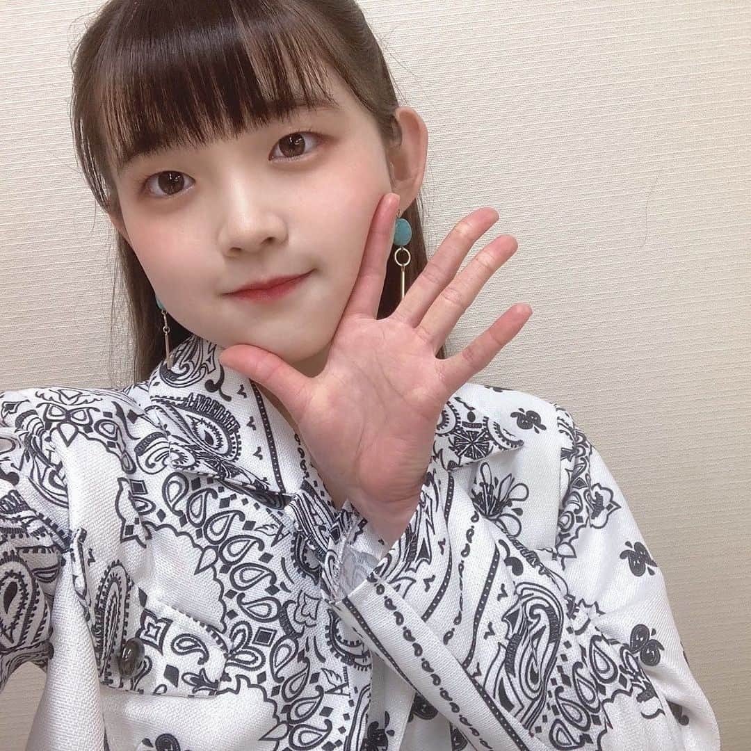 ANGERMEさんのインスタグラム写真 - (ANGERMEInstagram)「. こんばんは！#松本わかな です🙉  今日は、NHK大阪ホールでライブでした🌟  今日もとっても楽しかったです😆😆😆  昨日のブログで写真を撮ると約束した、ペイズリー柄の衣装の隠れ名字です😉  3枚目に“MATSUMOTO”、  4枚目に“ANGERME”とアンジュルムマークがあります😁  本当に近くで見ないと分からないくらい隠れています👀👀👀  自分の名前が入っている衣装嬉しいな😚🤍  #アンジュルム #隠れ #この衣装好き🥰」3月27日 21時31分 - angerme_official