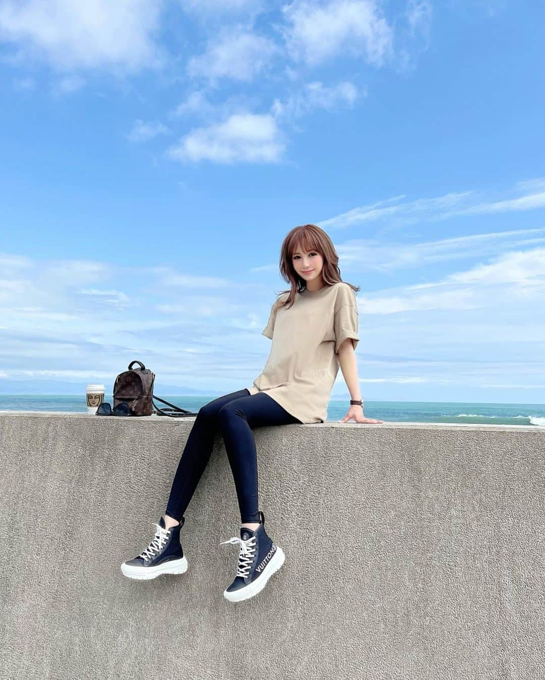 桃華絵里さんのインスタグラム写真 - (桃華絵里Instagram)「Today's  look🌤💙🌏  今日は Tシャツ☺︎ 色はラテグレージュ  mocoa's ロンT＆Tシャツ unisex ✔︎2022 デザインも  素敵な想いを込めさせていただきました✍🏻  『可能性が溢れている』 『先に進むことができる』  🤍🤍🤍  いよいよ明日からご予約受付スタートです😊✌︎ @mocoas_inc   ひさしぶりの スッキリとした青空と海パワー！ 心地良い1日✨  #mocoas #fashion #ootd  #sky #sea #今日のコーデ」3月27日 21時48分 - _momoka828_