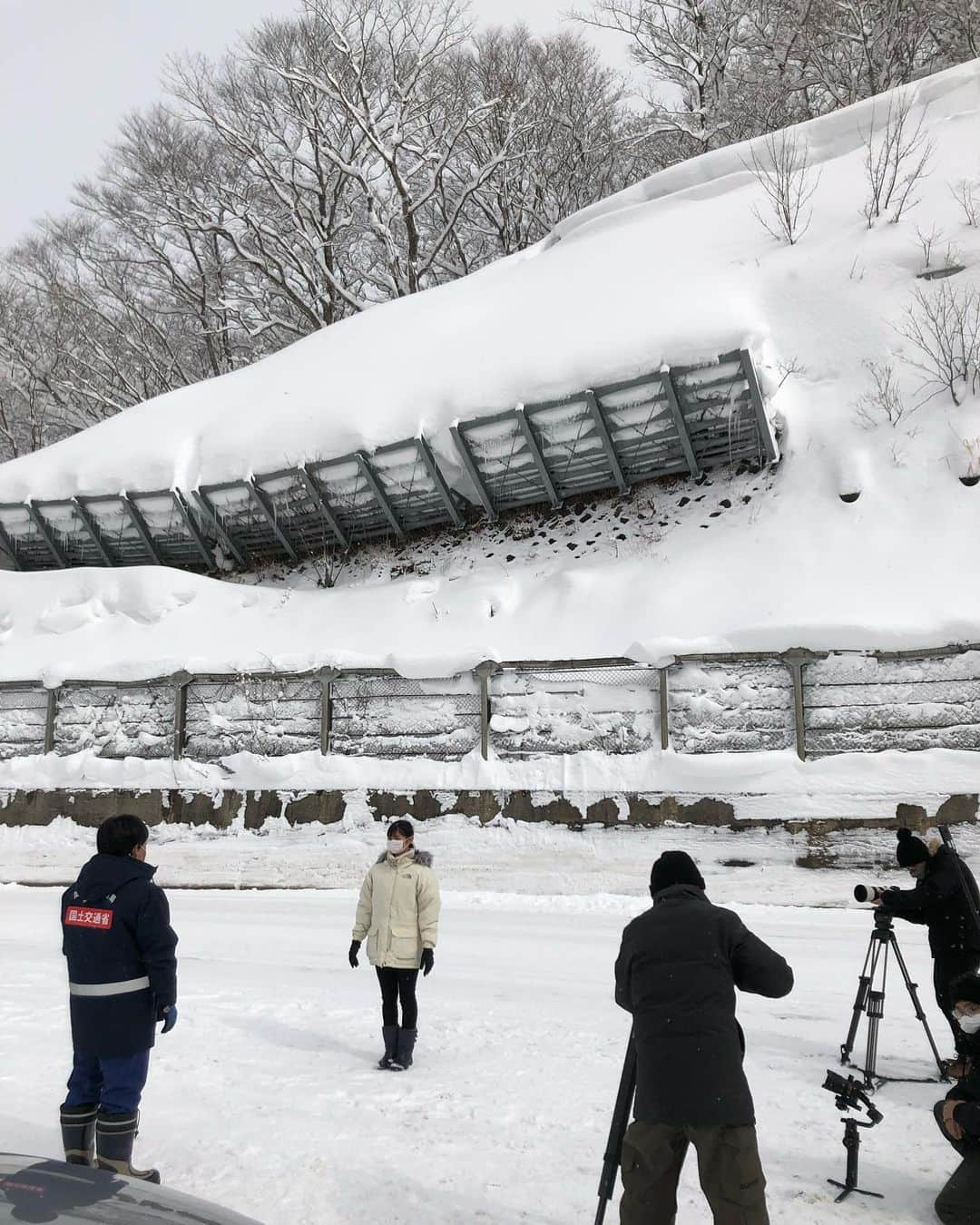 大島璃乃さんのインスタグラム写真 - (大島璃乃Instagram)「【出演情報🔔】  群馬テレビ 『新三国トンネル物語~開通までの軌跡、そして未来へ~⭐️』ナビゲーターとして出演させていただきます‼️  【放送日時】３／２８（月）〜３１（木） 　　　　　　２０：５０〜２１：００  ４夜連続放送です‼️ 配信アプリ「エムキャス(全国)」での放送もありますので、 アプリをインストールして、ぜひご覧ください🌈✨  このような歴史的瞬間に立ち会えたことを 心から嬉しく思います。 長年使用されてきた『三国トンネルの歴史』 そして新たに開設される『新三国トンネル』 トンネルに懸ける人々の想い、願い、開通までの軌跡。  実際にトンネル作りに関わった方々のお話を インタビューできたこと、 開通前の新三国トンネルを歩くことができたこと、 本当に貴重な体験をさせていただきました。  皆様ぜひご覧ください✨  #群馬テレビ #群テレ #三国トンネル #新三国トンネル  #開通 #トンネル #群馬 #群馬県 #新潟県  #交通 #道路 #道  #ナビゲーター #雪 #雪景色 #雪山  #出演 #出演情報  #gunma #tv #tvshow #actor #navigator  #navigation #japan #nigata #tunnel」3月27日 22時03分 - oisland_rino25