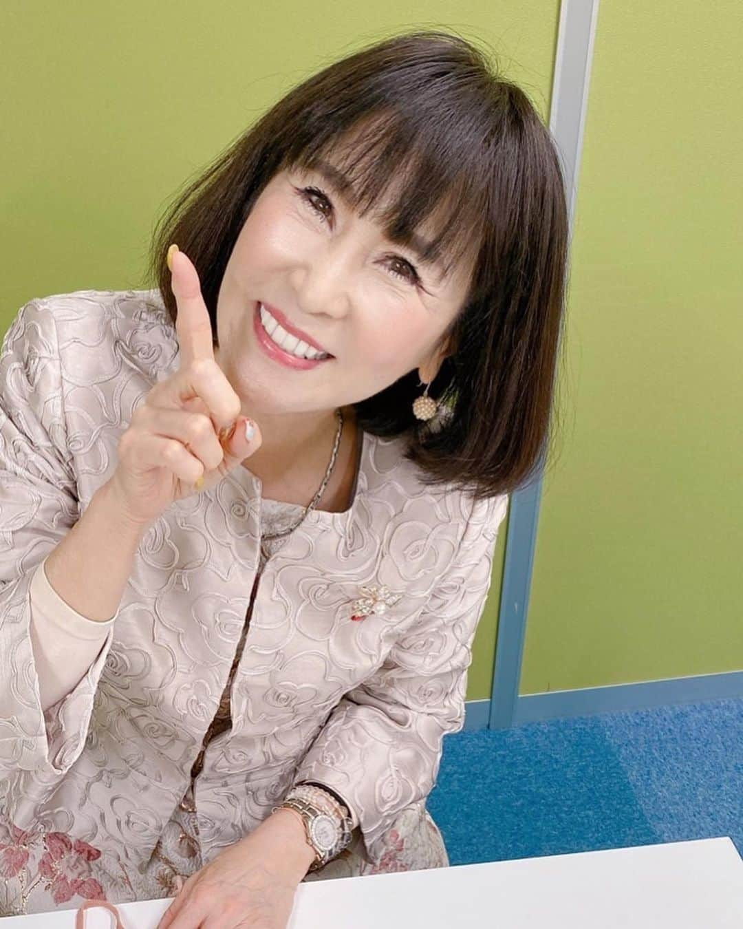 岩本初恵さんのインスタグラム写真 - (岩本初恵Instagram)「ももち浜Ｓ特報ライブ 4月1日で番組が 終わります💐  ももち浜に出演する様に なって7年目の 武田鉄矢さんと お別れです😭  鉄ちゃん、はっちゃんの仲 楽しかった いっぱい教えてもらえました 又ももち浜スタッフの 皆様にも 沢山助けて頂きました  素敵な皆様と楽しい時間 共有出来て 幸せでした 最後まで笑顔で 幸せ伝えていきます  武田鉄矢さん 又東京でお会いしましょうね 長いお付き合い ありがとう御座います 感謝です  私も4月1日が最後になります そして4月からは 朝のももち浜ストア 月曜日に出演します 見て下さいね📺  沢山の愛をありがとう 御座いました😭💐 #ももち浜 #武田鉄矢 #卒業 #楽しかった #素敵な時間  #素敵な皆様 #ありがとう #新庄  #ビッグボス  #ソフトバンクホークス  #勝ちました」3月27日 22時37分 - hatsue_iwamoto