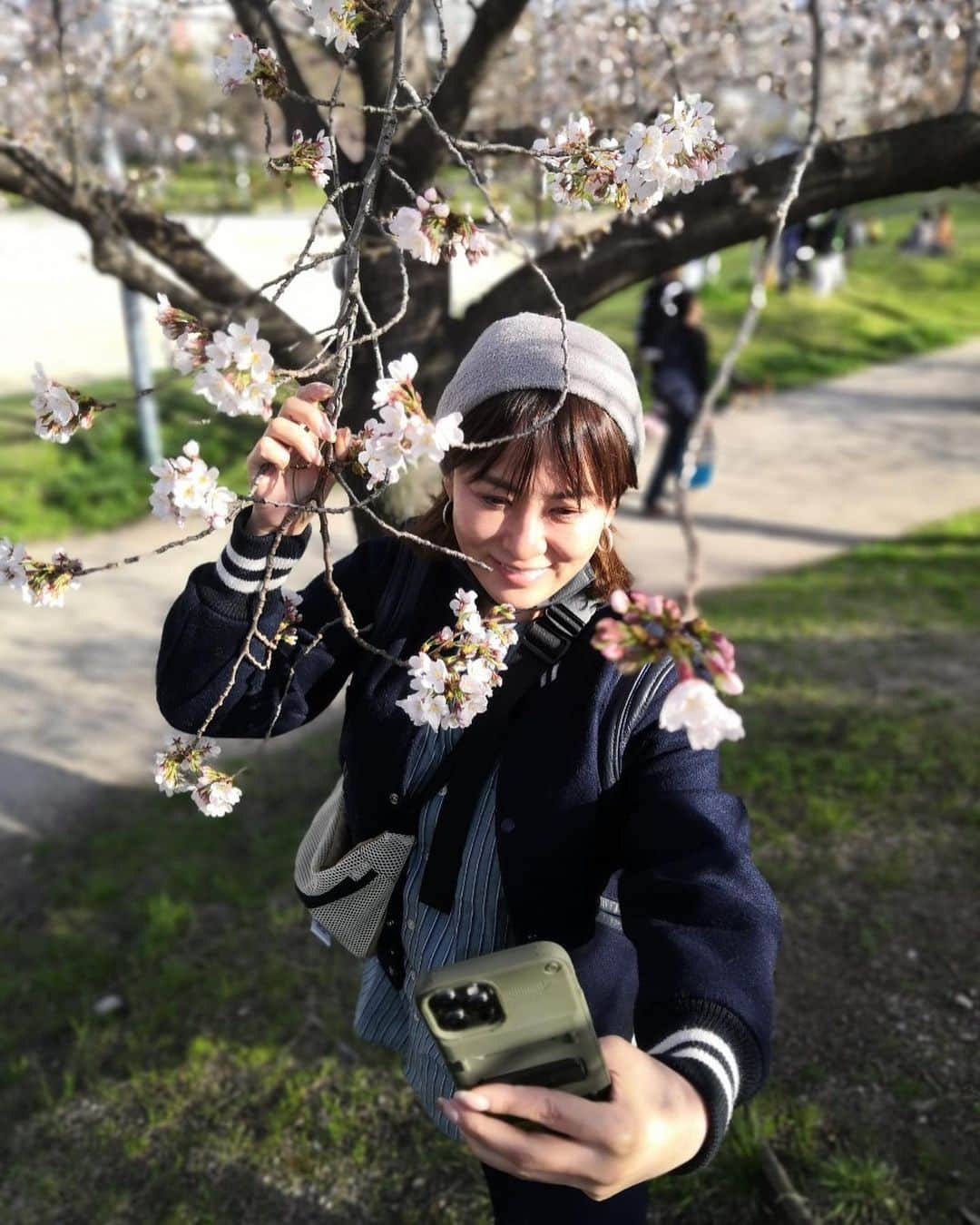 鈴木砂羽さんのインスタグラム写真 - (鈴木砂羽Instagram)「🌸🌸🌸 今日あたり皆さんあげて いたので自分も便乗🌸🌸🌸  こちら五分咲き、 大阪は扇町公園からデス🌸🌸🌸 気持ちの良いお天気☀️  低めに咲いてる枝を ちょいと引き寄せて 自撮り試みるも なかなか難しい💦  そして夜、東京に戻ると すっかり満開なのでした😸  これから楽しみですね〜🍒  #桜 #お花見 #扇町公園 #関テレ #大阪 #japan #sakura」3月27日 22時43分 - bombon_sawa