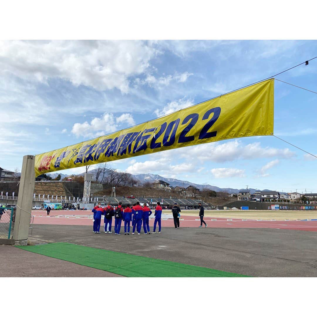 尾島早都樹さんのインスタグラム写真 - (尾島早都樹Instagram)「#春の高校伊那駅伝 🎽🏃‍♂️🌸  先週 NBSで男子の部を生中継しました！  前職も含めこれまでいろんなスポーツを 取材させていただきましたが、 駅伝に触れるのは今回が初めて！  いやぁ〜、、、駅伝って奥が深い！！  区間の距離や高低差、ロードの環境。 スタートダッシュで逃げ切るタイプもいれば 粘って粘って後半加速するタイプの選手もいて。 トラックで測ったタイムじゃ推し測れない 展開が待ってたりするんだから面白い！⏳  タスキが繋がれていくたびに 選手たちの思いが積み重なって渡っていくように見えて 走っている時間は1人に見えて チームみんなで走っているんだなって感じもしたなぁ😭👏  私は競技場で 解説の東海大学 #両角速 監督 と 中継車に乗ってレースを見守っていました！🚎 (中継車に乗るのも初めてで若干興奮)  実況や解説を通して この伊那駅伝にかける選手たちの思いが知れて より応援したくなったし、 高校駅伝についてもっと知りたくなったー！  春の伊那路を駆け抜けた選手のみなさん、 お疲れ様でした！！！！  県勢では　男子 #佐久長聖 が優勝 　　　　　女子 #長野東  が２位 おめでとうございました🙌🎉  #長野放送 #生中継 #スポーツ中継 #伊那駅伝 #高校駅伝 #アナウンサー #信州 #長野県」3月27日 23時15分 - ojima_satsuki