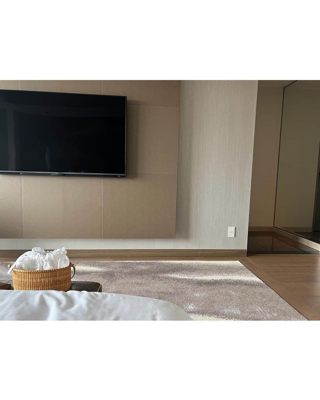Risako Yamamotoさんのインスタグラム写真 - (Risako YamamotoInstagram)「weekend in Tokyo🗼 久しぶりのお江戸。  今回初めて宿泊した大手町のフォーシーズン🌿 お部屋のインテリアがとってもタイプで、ジムも最高でした♡  @fsotemachi  #tokyo #tokyotrip #fourseasons #fourseasonshotel #フォーシーズンズホテル東京大手町」3月27日 23時53分 - risako_yamamoto