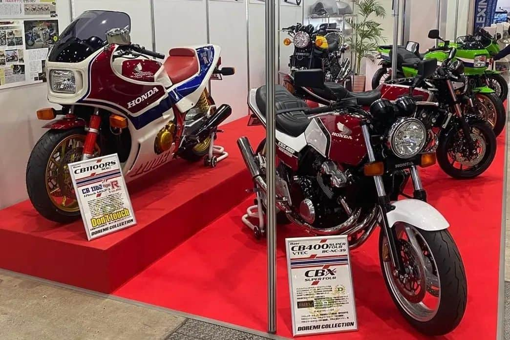 レイザーラモンRGさんのインスタグラム写真 - (レイザーラモンRGInstagram)「東京モーターサイクルショーお疲れ様でした！ 東京モーターサイクルショー2022あるあるはドレミコレクションのCB400typeXが大人気で皆写真撮るが後ろに必ずRGのCB1100typeRが映り込みがち♪ ⁡ ⁡⁡ ⁡#CB1100typeR #CB1100R #cb400typeX #doremicollection #東京モーターサイクルショー2022」3月28日 0時30分 - rgrazorramon