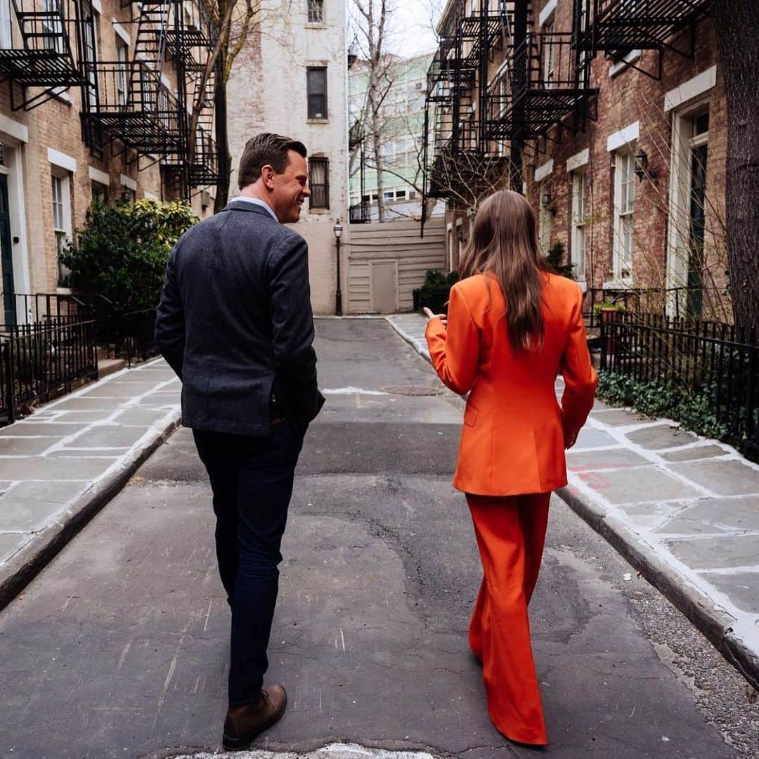 リリー・コリンズさんのインスタグラム写真 - (リリー・コリンズInstagram)「Walking through the West Village, talking about WINDFALL with @williegeist for #SundayTODAY - thanks for a fun day and for all those flowers!!…」3月28日 1時39分 - lilyjcollins