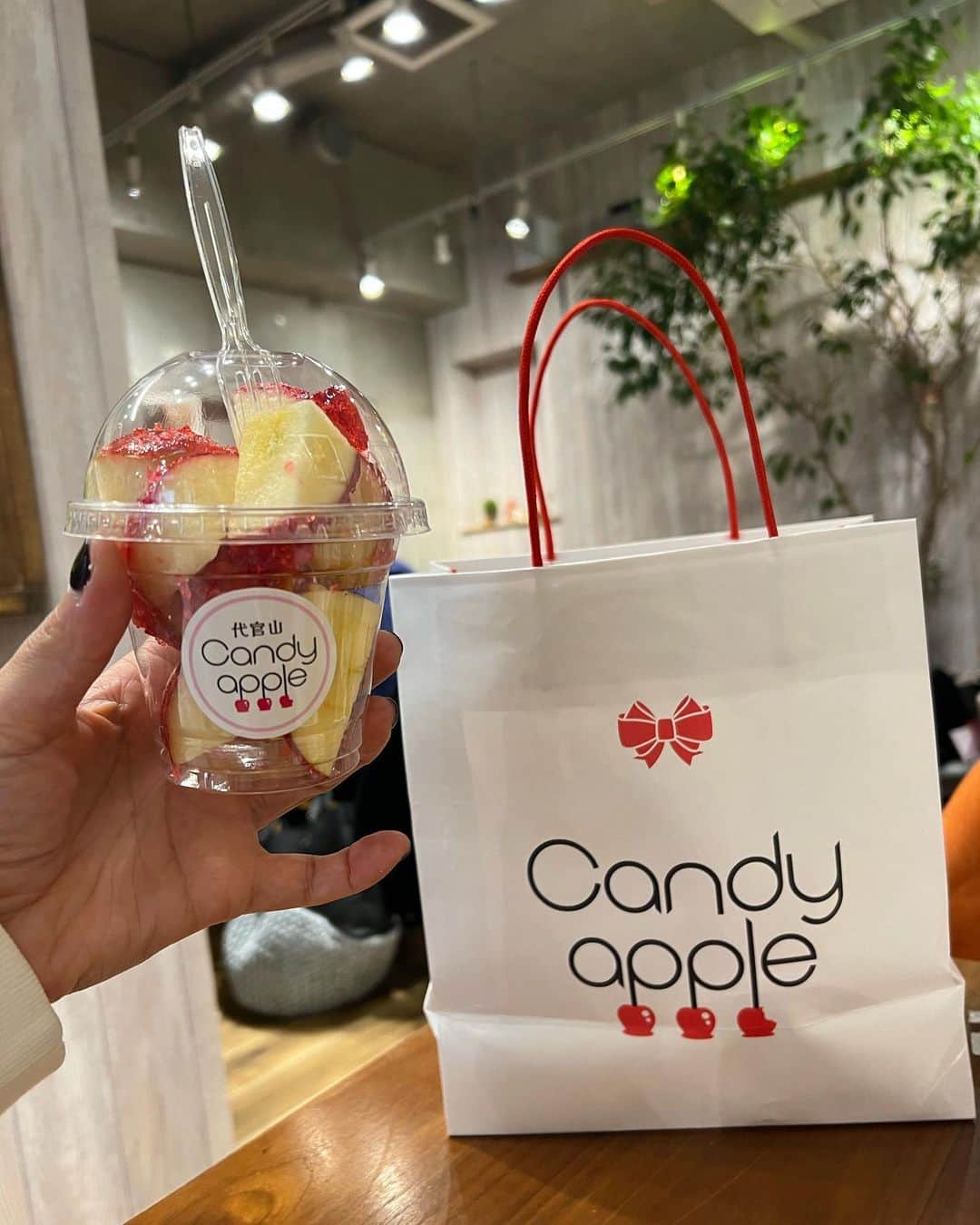 梅宮アンナさんのインスタグラム写真 - (梅宮アンナInstagram)「凄く美味しい🍎🍎  こちらは、りんご飴のお店です🍎🍬  @candy_apple_369   是非食べてもらいたいな💕💕💕  いくらでも食べれてしまう😅  私はプレーン味が大好きで、  周りについている飴たまらなくて💕💕💕  噛んだらパリッとサクッと🍎🍎🍎🍎🍬  #りんご飴 #りんご飴専門店  #りんご飴代官山  #candyapple」3月28日 4時41分 - annaumemiya