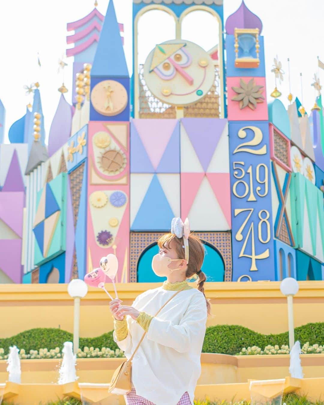 Kahoさんのインスタグラム写真 - (KahoInstagram)「. . パステルカラーで合わせた 春っぽいスモールワールドコーデ☺️💗💛  インナーとボトムスが派手だから トップスはシンプルに😌🤍  ベーシックな形って 一枚持っておくと便利だよね🥰  UV効果、撥水効果、速乾効果などなど 機能性も抜群でオススメです🙆‍♀️✨  会員登録で会員価格、 さらに期間限定クーポンでもっとお安くなるみたいだから チェックしてみてね☺️🎟  coupon期間 3/18 12:00～4/1 13:59　 @ezakkamania_stores #イーザッカマニアストアーズ#イーザッカマニア#公式イーザッカマニアストアーズ#公式イーザッカマニア#神戸ファッション#神戸ブランド #zootie#ezakkamania_2022ss#ezakkamania_fan#ezakkamania_snap#春コーデ#しみないシリーズ#カットソー#disney#tokyodisneyland#disneyphotography #disneylandtokyo #disneylandjapan #pr#disneybound#disneyootd  #東京ディズニーリゾート #東京ディズニーランド #ディズニー #ディズニーコーデ#カラーパンツ #ダッドスニーカー #チェックパンツ #チェックパンツコーデ #パステルカラーコーデ」3月28日 10時11分 - kah05disney