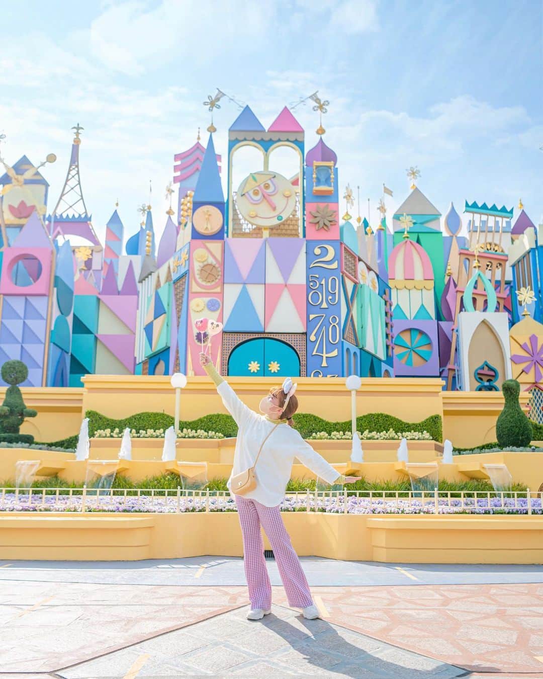 Kahoさんのインスタグラム写真 - (KahoInstagram)「. . パステルカラーで合わせた 春っぽいスモールワールドコーデ☺️💗💛  インナーとボトムスが派手だから トップスはシンプルに😌🤍  ベーシックな形って 一枚持っておくと便利だよね🥰  UV効果、撥水効果、速乾効果などなど 機能性も抜群でオススメです🙆‍♀️✨  会員登録で会員価格、 さらに期間限定クーポンでもっとお安くなるみたいだから チェックしてみてね☺️🎟  coupon期間 3/18 12:00～4/1 13:59　 @ezakkamania_stores #イーザッカマニアストアーズ#イーザッカマニア#公式イーザッカマニアストアーズ#公式イーザッカマニア#神戸ファッション#神戸ブランド #zootie#ezakkamania_2022ss#ezakkamania_fan#ezakkamania_snap#春コーデ#しみないシリーズ#カットソー#disney#tokyodisneyland#disneyphotography #disneylandtokyo #disneylandjapan #pr#disneybound#disneyootd  #東京ディズニーリゾート #東京ディズニーランド #ディズニー #ディズニーコーデ#カラーパンツ #ダッドスニーカー #チェックパンツ #チェックパンツコーデ #パステルカラーコーデ」3月28日 10時11分 - kah05disney