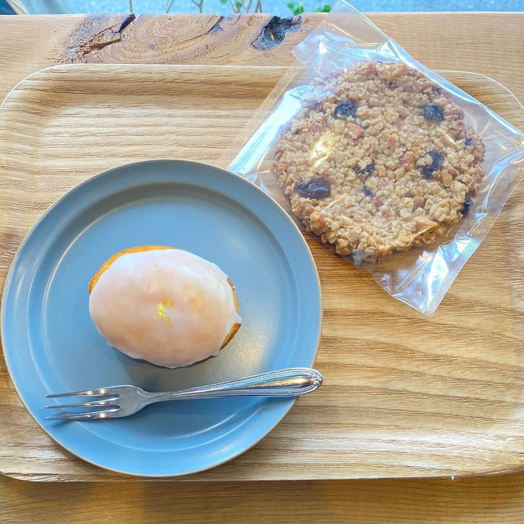 KSBアナウンサーさんのインスタグラム写真 - (KSBアナウンサーInstagram)「🎤×🍽 ／ 毎週月曜日はアナウンサーのランチをご紹介🎤 KSBインスタグラム×ヒルペコ企画🥳👏 #アナペコグルメ ＼  こんにちは。赤木由布子です😊  今回私が紹介するのは…… 高松市栗林町にある「LUSHLIFE COFFEE(ラッシュライフコーヒー)」さんです！  ご夫婦でされていて こだわりが詰まったお店です🌸  ふわっもちっ食感のコッペパンは 毎朝手作りしているそうです✨ 「ソーセージドッグ」をいただきました！  カフェラテは オーストラリアやニュージーランドでバリスタ経験がある旦那さんが淹れてくださいます☕️  4月からはコッペパンとドリンクを セットで注文すると 100円引きになる予定だそうです！  そして、 奥さんが手作りされるデザートが どれも絶品！  見た目もかわいいレモンケーキに、ヘルシーなのに満足感がある オートミールクッキーなどなど…  テイクアウトもできるので ふらっと立ち寄りたくなります☺️  土日祝はモーニングもしています♪  お店の詳しい情報は KSBのグルメ番組「ヒルペコ（@hirupeco.5ch）」の投稿をご確認ください！  【LUSHLIFE COFFEE Instagram】 @lushlifecoffee  【ヒルペコInstagram】 @hirupeco.5ch  # LUSHLIFECOFFEE #アナペコグルメ #ヒルペコ  #コッペパン #ソーセージドッグ #コーヒー #カフェラテ #レモンケーキ #オートミールクッキー  #香川県 #香川グルメ #香川モーニング #香川ランチ #香川カフェ #香川テイクアウト #高松市 #高松グルメ #高松モーニング #高松ランチ #高松カフェ #高松テイクアウト  #5ch #KSB瀬戸内海放送 #赤木由布子 #アナウンサー #女性アナウンサー #女子アナ #テレビ局」3月28日 11時01分 - ksb_announcer