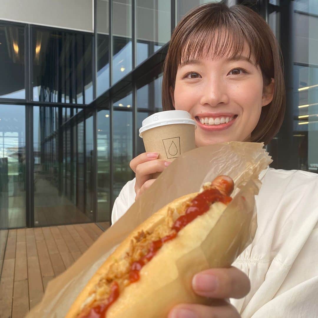 KSBアナウンサーさんのインスタグラム写真 - (KSBアナウンサーInstagram)「🎤×🍽 ／ 毎週月曜日はアナウンサーのランチをご紹介🎤 KSBインスタグラム×ヒルペコ企画🥳👏 #アナペコグルメ ＼  こんにちは。赤木由布子です😊  今回私が紹介するのは…… 高松市栗林町にある「LUSHLIFE COFFEE(ラッシュライフコーヒー)」さんです！  ご夫婦でされていて こだわりが詰まったお店です🌸  ふわっもちっ食感のコッペパンは 毎朝手作りしているそうです✨ 「ソーセージドッグ」をいただきました！  カフェラテは オーストラリアやニュージーランドでバリスタ経験がある旦那さんが淹れてくださいます☕️  4月からはコッペパンとドリンクを セットで注文すると 100円引きになる予定だそうです！  そして、 奥さんが手作りされるデザートが どれも絶品！  見た目もかわいいレモンケーキに、ヘルシーなのに満足感がある オートミールクッキーなどなど…  テイクアウトもできるので ふらっと立ち寄りたくなります☺️  土日祝はモーニングもしています♪  お店の詳しい情報は KSBのグルメ番組「ヒルペコ（@hirupeco.5ch）」の投稿をご確認ください！  【LUSHLIFE COFFEE Instagram】 @lushlifecoffee  【ヒルペコInstagram】 @hirupeco.5ch  # LUSHLIFECOFFEE #アナペコグルメ #ヒルペコ  #コッペパン #ソーセージドッグ #コーヒー #カフェラテ #レモンケーキ #オートミールクッキー  #香川県 #香川グルメ #香川モーニング #香川ランチ #香川カフェ #香川テイクアウト #高松市 #高松グルメ #高松モーニング #高松ランチ #高松カフェ #高松テイクアウト  #5ch #KSB瀬戸内海放送 #赤木由布子 #アナウンサー #女性アナウンサー #女子アナ #テレビ局」3月28日 11時01分 - ksb_announcer