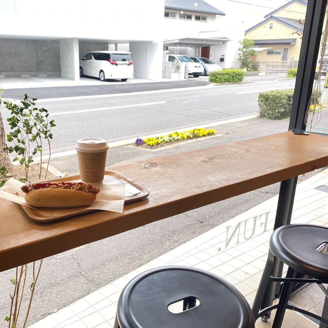 KSBアナウンサーさんのインスタグラム写真 - (KSBアナウンサーInstagram)「🎤×🍽 ／ 毎週月曜日はアナウンサーのランチをご紹介🎤 KSBインスタグラム×ヒルペコ企画🥳👏 #アナペコグルメ ＼  こんにちは。赤木由布子です😊  今回私が紹介するのは…… 高松市栗林町にある「LUSHLIFE COFFEE(ラッシュライフコーヒー)」さんです！  ご夫婦でされていて こだわりが詰まったお店です🌸  ふわっもちっ食感のコッペパンは 毎朝手作りしているそうです✨ 「ソーセージドッグ」をいただきました！  カフェラテは オーストラリアやニュージーランドでバリスタ経験がある旦那さんが淹れてくださいます☕️  4月からはコッペパンとドリンクを セットで注文すると 100円引きになる予定だそうです！  そして、 奥さんが手作りされるデザートが どれも絶品！  見た目もかわいいレモンケーキに、ヘルシーなのに満足感がある オートミールクッキーなどなど…  テイクアウトもできるので ふらっと立ち寄りたくなります☺️  土日祝はモーニングもしています♪  お店の詳しい情報は KSBのグルメ番組「ヒルペコ（@hirupeco.5ch）」の投稿をご確認ください！  【LUSHLIFE COFFEE Instagram】 @lushlifecoffee  【ヒルペコInstagram】 @hirupeco.5ch  # LUSHLIFECOFFEE #アナペコグルメ #ヒルペコ  #コッペパン #ソーセージドッグ #コーヒー #カフェラテ #レモンケーキ #オートミールクッキー  #香川県 #香川グルメ #香川モーニング #香川ランチ #香川カフェ #香川テイクアウト #高松市 #高松グルメ #高松モーニング #高松ランチ #高松カフェ #高松テイクアウト  #5ch #KSB瀬戸内海放送 #赤木由布子 #アナウンサー #女性アナウンサー #女子アナ #テレビ局」3月28日 11時01分 - ksb_announcer