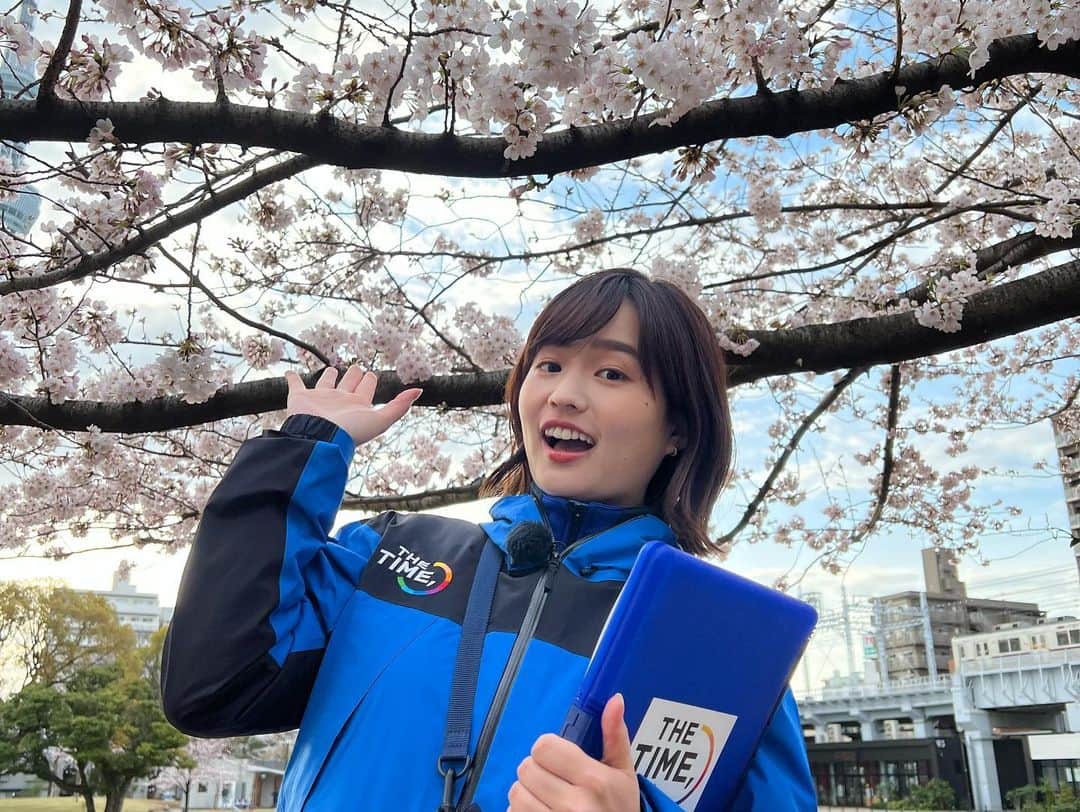 篠原梨菜さんのインスタグラム写真 - (篠原梨菜Instagram)「満開だ〜！🌸 #朝5時の桜time THE  TIME'の中継、 東京・港区　アークヒルズからお伝えしました！ 桜のライトアップは夕方5時から夜10時までです。 1kmにわたり220本のソメイヨシノが咲き誇ります！ 目線の高さで桜を楽しめるポイントや、桜のトンネル🌸人混みができにくくゆったりと観られます！  日が昇ってきた6時から8時ごろは隅田公園へ。 THE  TIME,のお天気中継を担当しました！(増田さんと！) 東京スカイツリーに桜...良いものをみました...... #thetime_tbs #桜 #満開 #東京 #隅田公園 #アークヒルズ #六本木 #隅田川 #tbs」3月28日 14時52分 - shinorinatbs