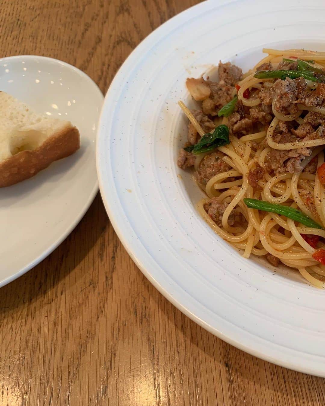 小林アナさんのインスタグラム写真 - (小林アナInstagram)「昼は オシャンティなカフェで お友達とパスタランチ☕️✨  何かの挽肉のパスタ！と バケット付き🍞 たぶん牛肉。  美味しかった😍 家でも作れそう！  #美味しく減量」3月28日 14時55分 - genkobiribiri