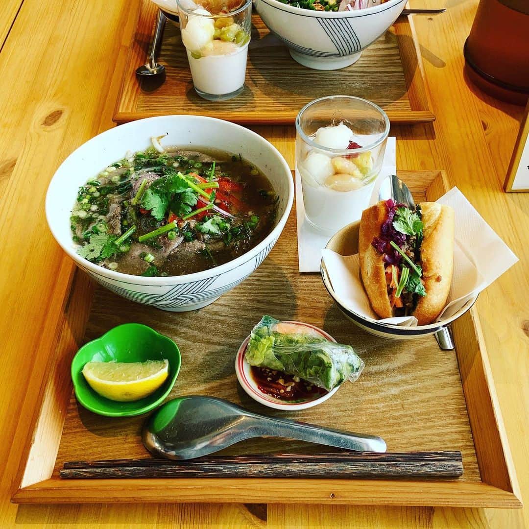 志摩有子さんのインスタグラム写真 - (志摩有子Instagram)「ランチは市場内の食堂街に出来たベトナム料理店でフォーのセットを。生春巻きやバインミー、デザートも美味しい。インテリアも可愛くて束の間の旅気分を満喫。  #北部市場 #ベトナム料理 #フォーランチ」3月28日 15時15分 - ariko418
