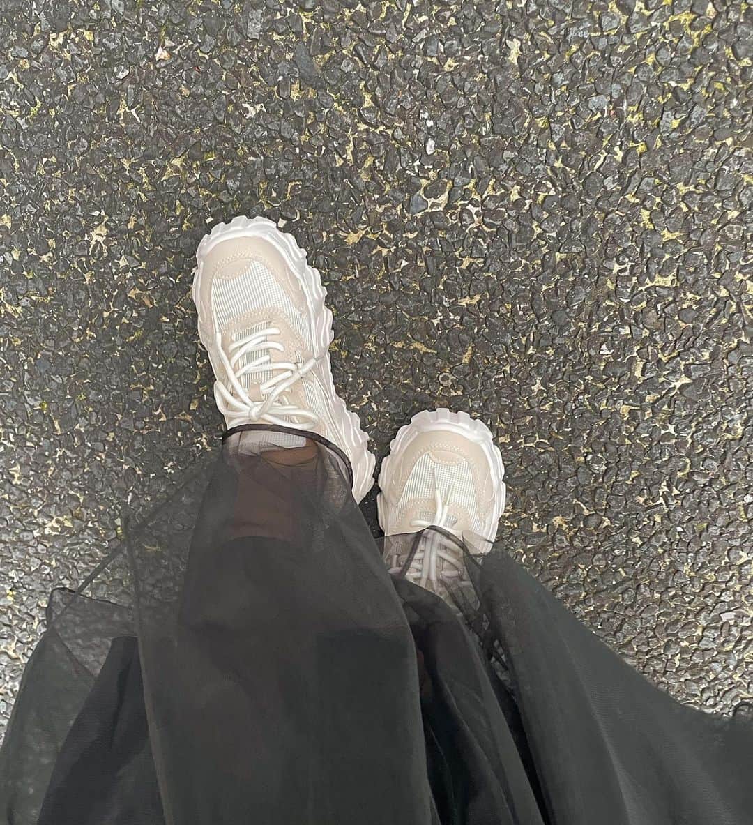 長谷川万射さんのインスタグラム写真 - (長谷川万射Instagram)「お気に入りのスニーカー👟  去年から使ってて今年も同じの買ったくらいお気に入りのお靴。  白とベージュでなんでも合わせられてほんとに使いやすいの〜。 そして丁度いい厚底で身長も盛れます、大事🫣  #grl#グレイル#プチプラ#ootd#code」3月28日 15時43分 - mayanyam712