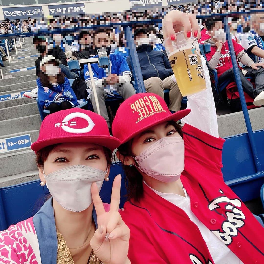 倉本康子さんのインスタグラム写真 - (倉本康子Instagram)「🌟 私の2022開幕戦は 横浜スタジアムでした。 数日前に「今年は野球も観に行ってみたい！」と言っていたMihoと一緒に。  2枚目の画像は 「やっこが機嫌いい内に撮っとこw」と Mihoが撮ってくれた 点が入って喜んでいるところの私w  3枚目は頑張れカープ！と 真剣に祈ってくれてるMiho🤣 あなた最高！🤣  あ〜やっぱり野球最高！ 今年も始まったーーー🤩🤩🤩  #野球最高 #カープファン #カープ #頑張れカープ #今年も応援致します  #私の開幕戦 #意外にも横浜でスタート #ミホは巻き添えカープファンw #巻き添えカープファン #巻き込まれカープファン #ニワカープ #今年も被らせていただきます #nocarpnolife @hiroshimatoyoniwacarp」3月28日 15時56分 - yasuko_kuramoto_yakko