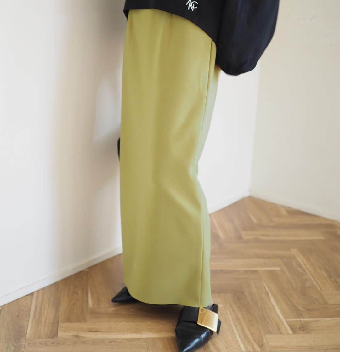 斎藤寛子さんのインスタグラム写真 - (斎藤寛子Instagram)「▶︎ Slit Long Skirt  3/28(Mon)20:00〜販売START☆  人気の『Side Zip Skirt』から新作登場！ Side Zip Skirtと同様のストレッチの効いた、少し肉厚な生地を使用しているので体のラインを拾いにくくすっきりとご着用いただけます。春夏に向けて丈を長くし、今回は後ろ部分にスリットを施しました。 ※ジップはなしです。  skirt  #anieca @anieca_official   #blogupしました✍️   #hiroko #158cm #coordinate #outfit##ママファッション#ママコーデ#カジュアル#大人カジュアル#アニーカ#instafashion#casual#anieca」3月28日 17時01分 - hiroko4life